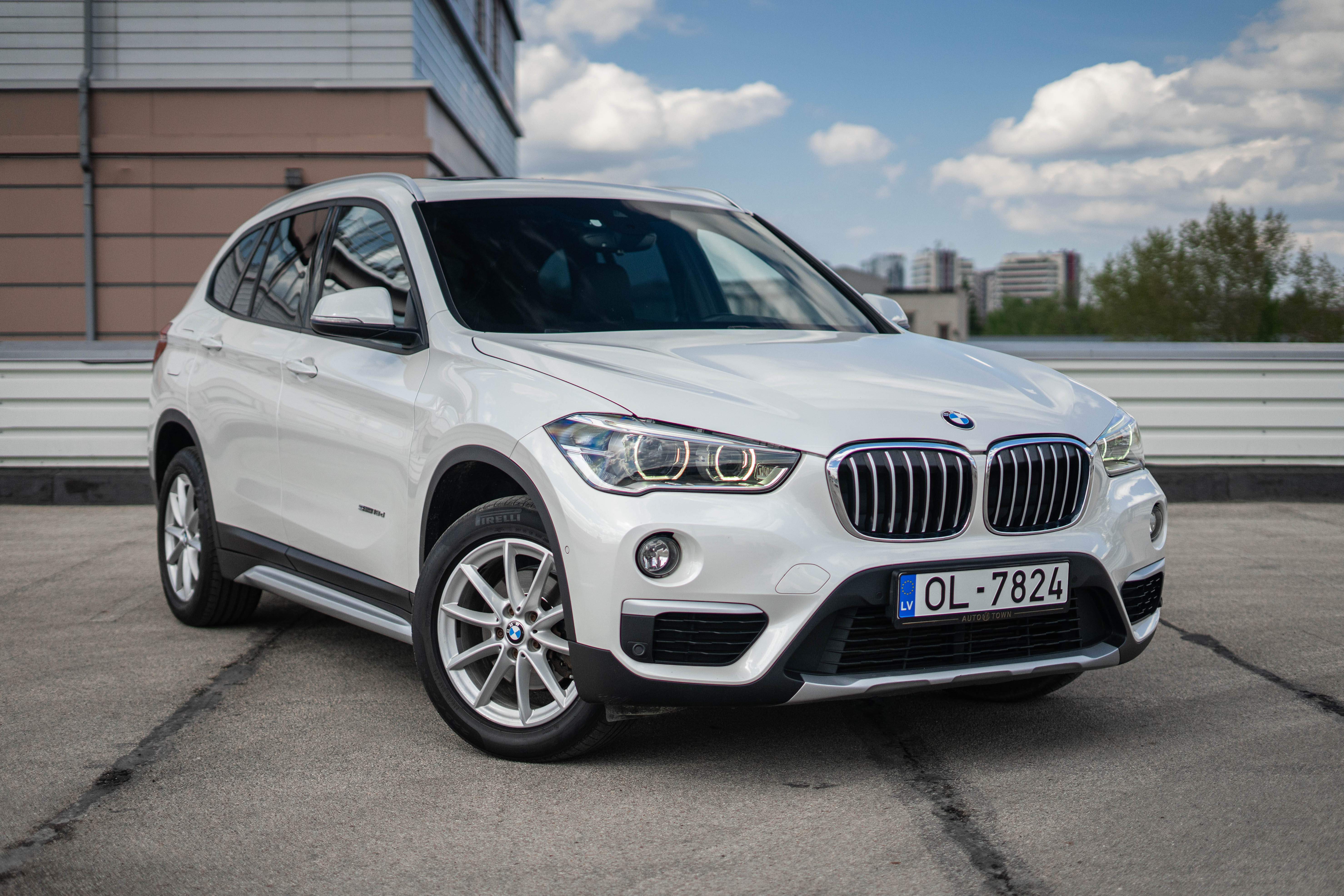 Car image 4
