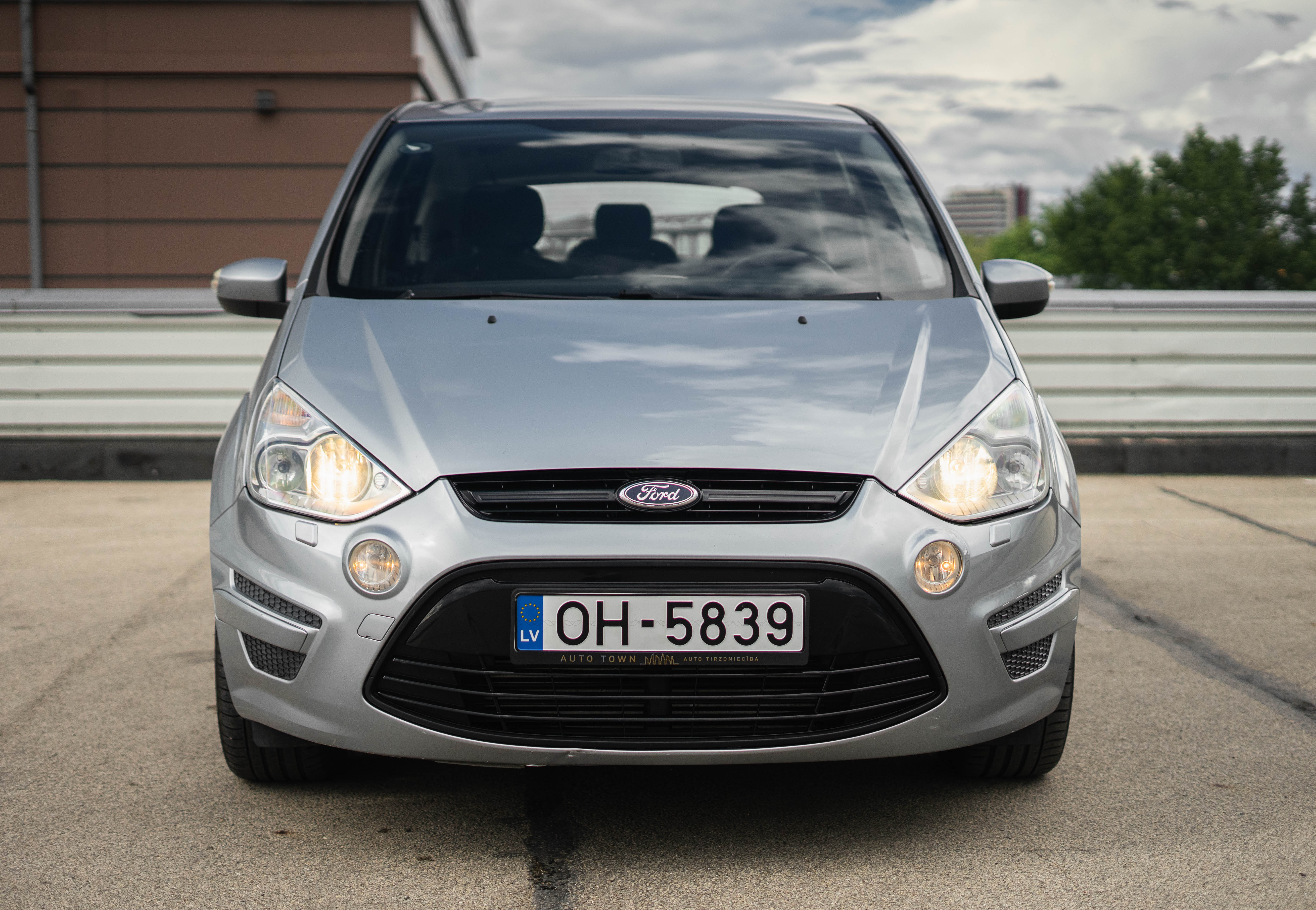 Car image 2