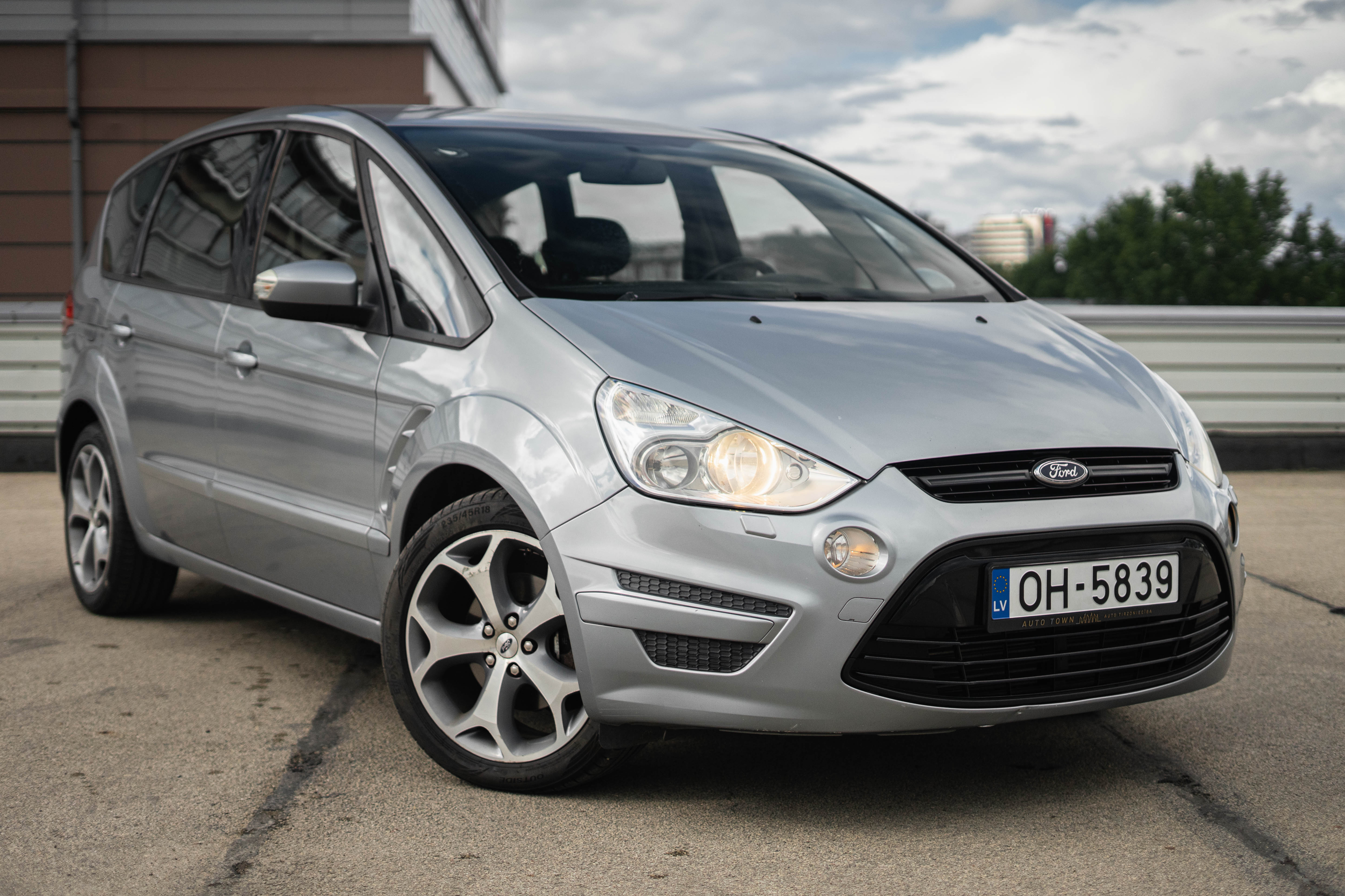 Car image 3