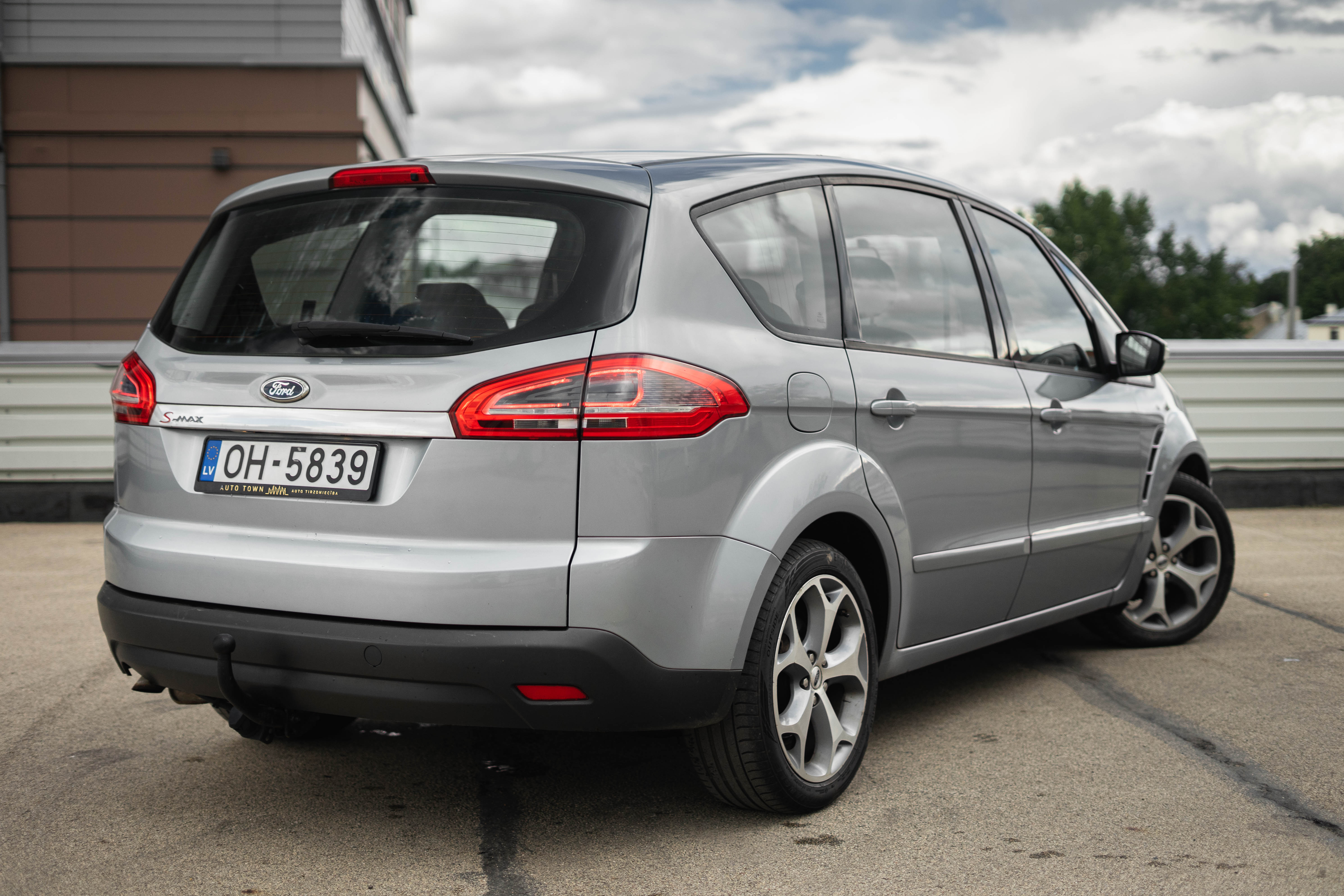 Car image 4