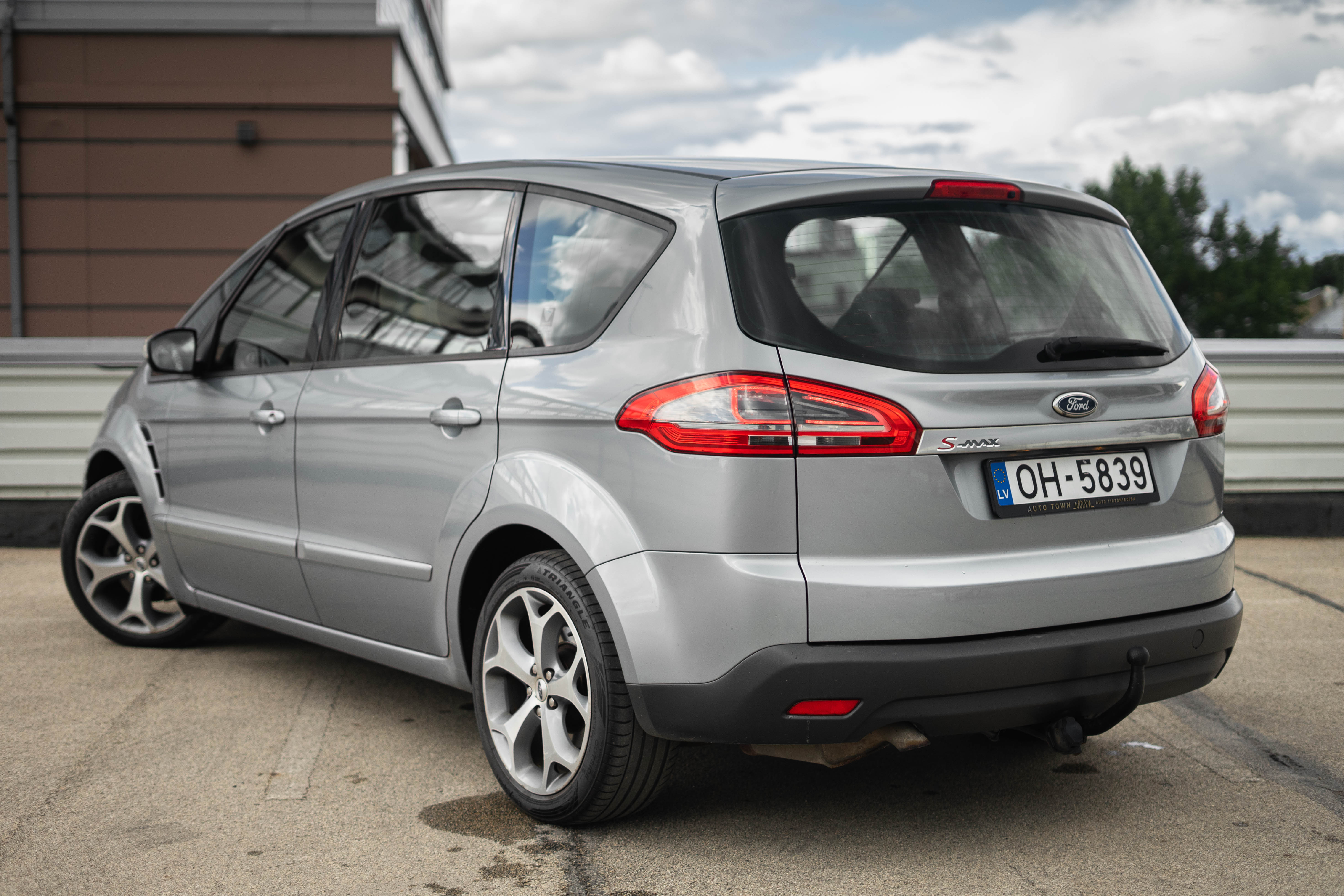 Car image 10