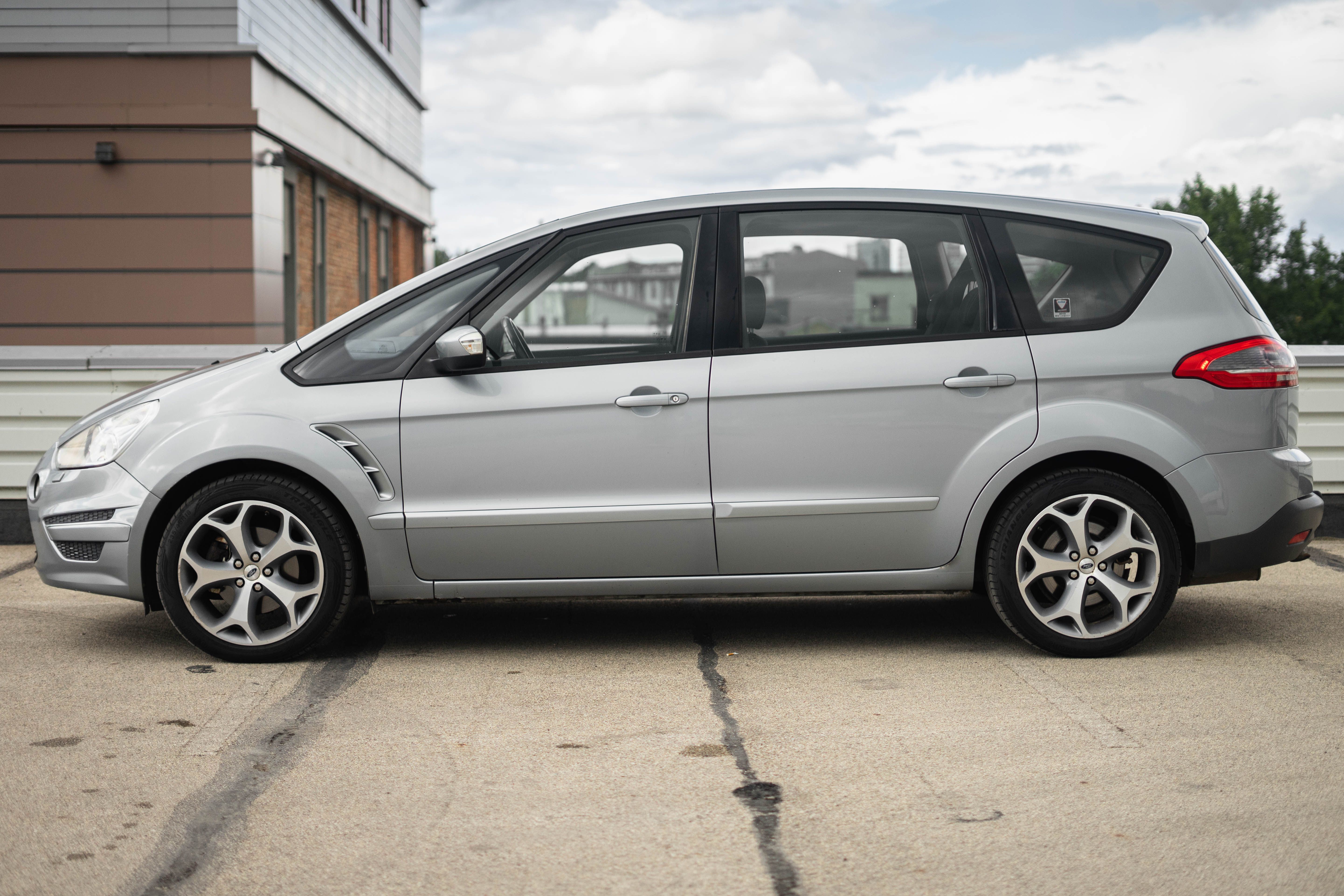 Car image 9