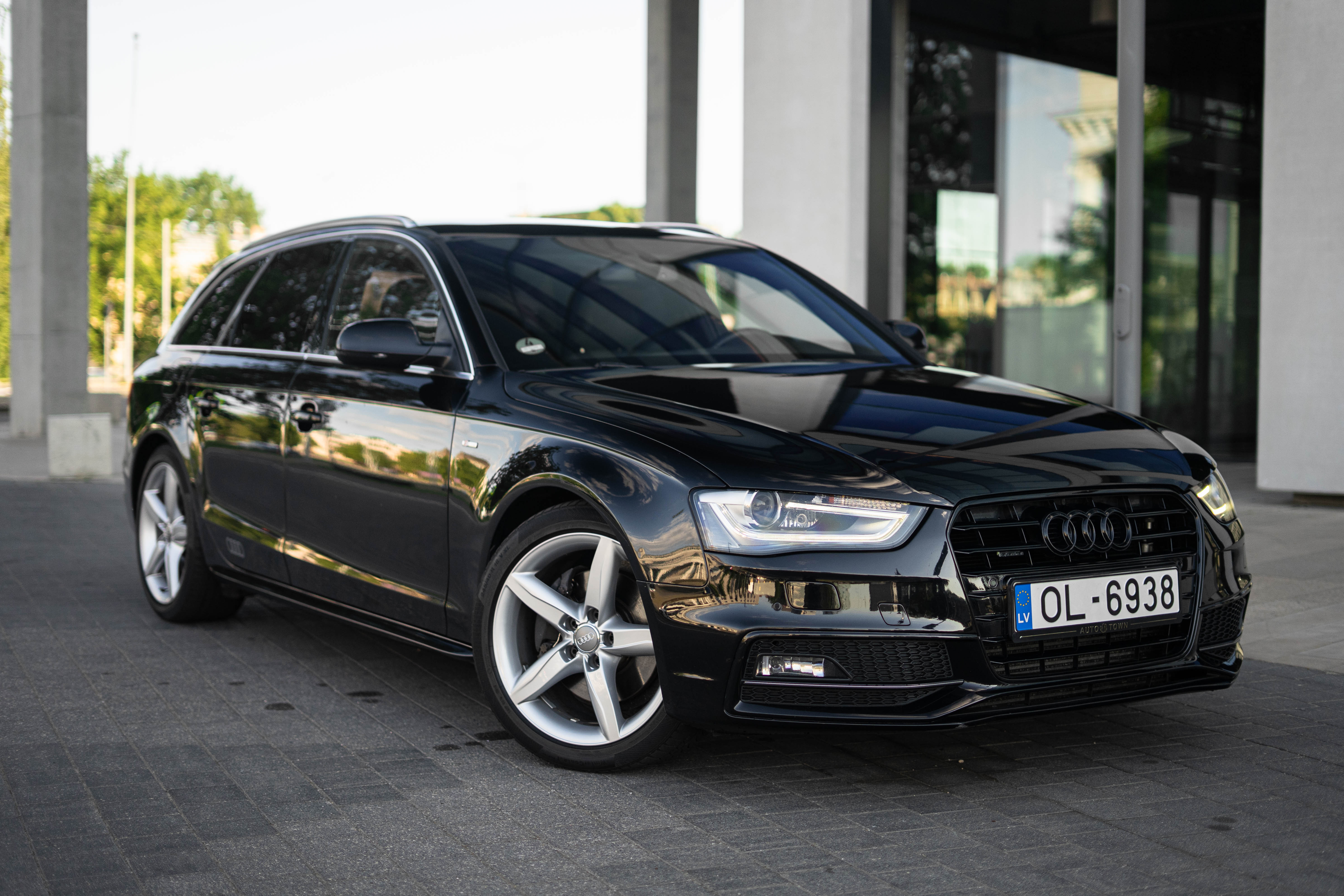 Car image 4