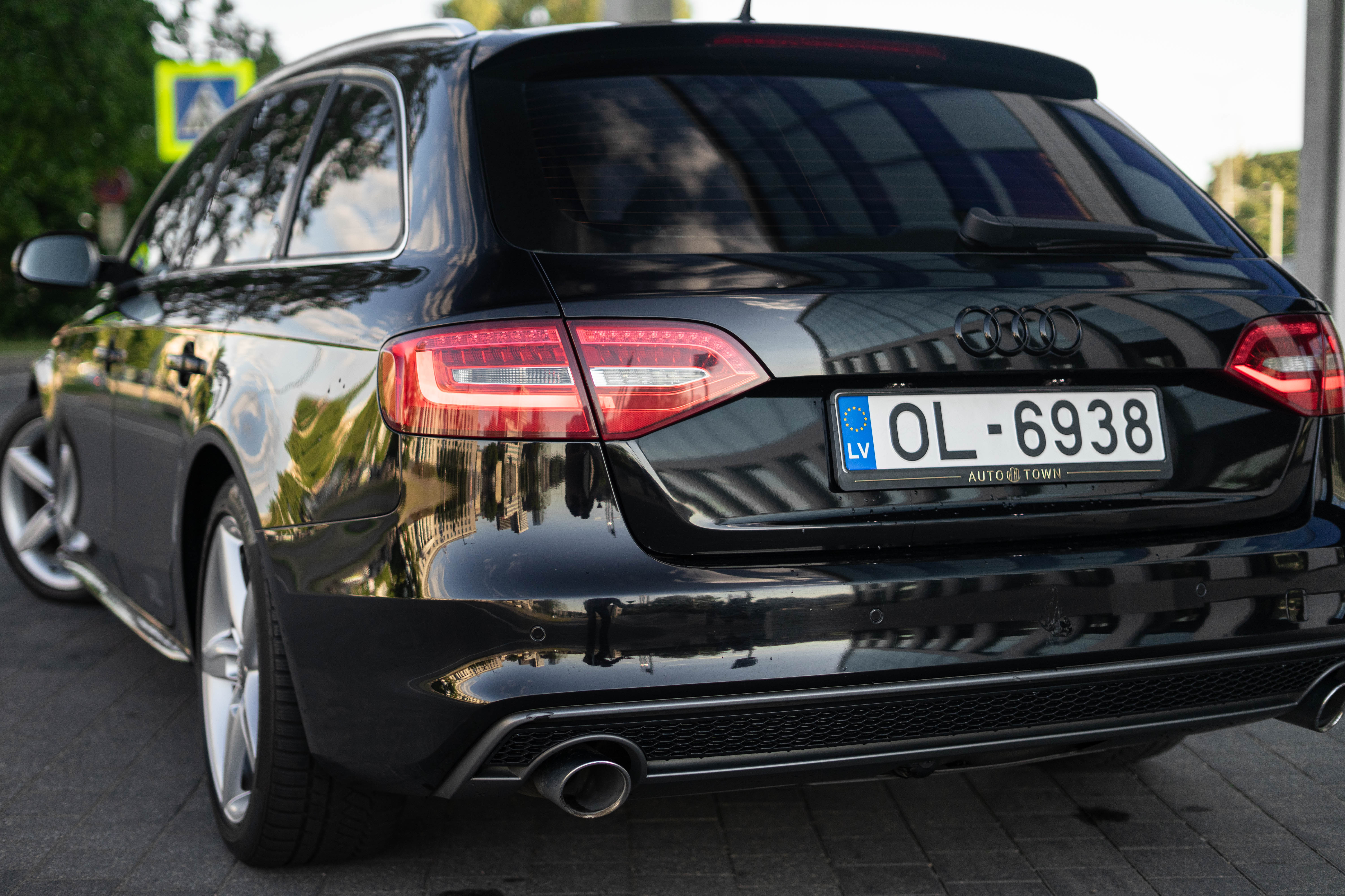 Car image 9