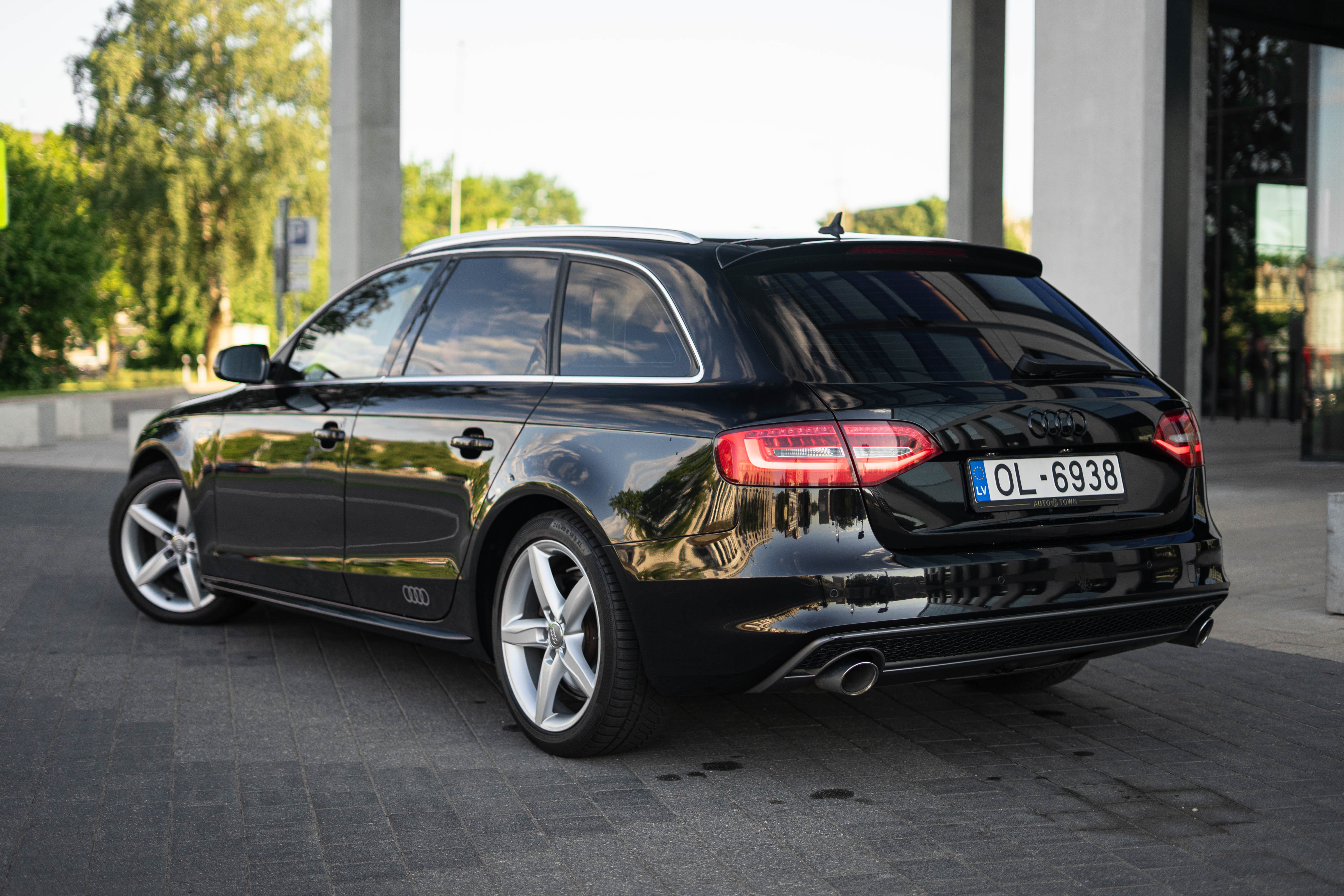 Car image 8