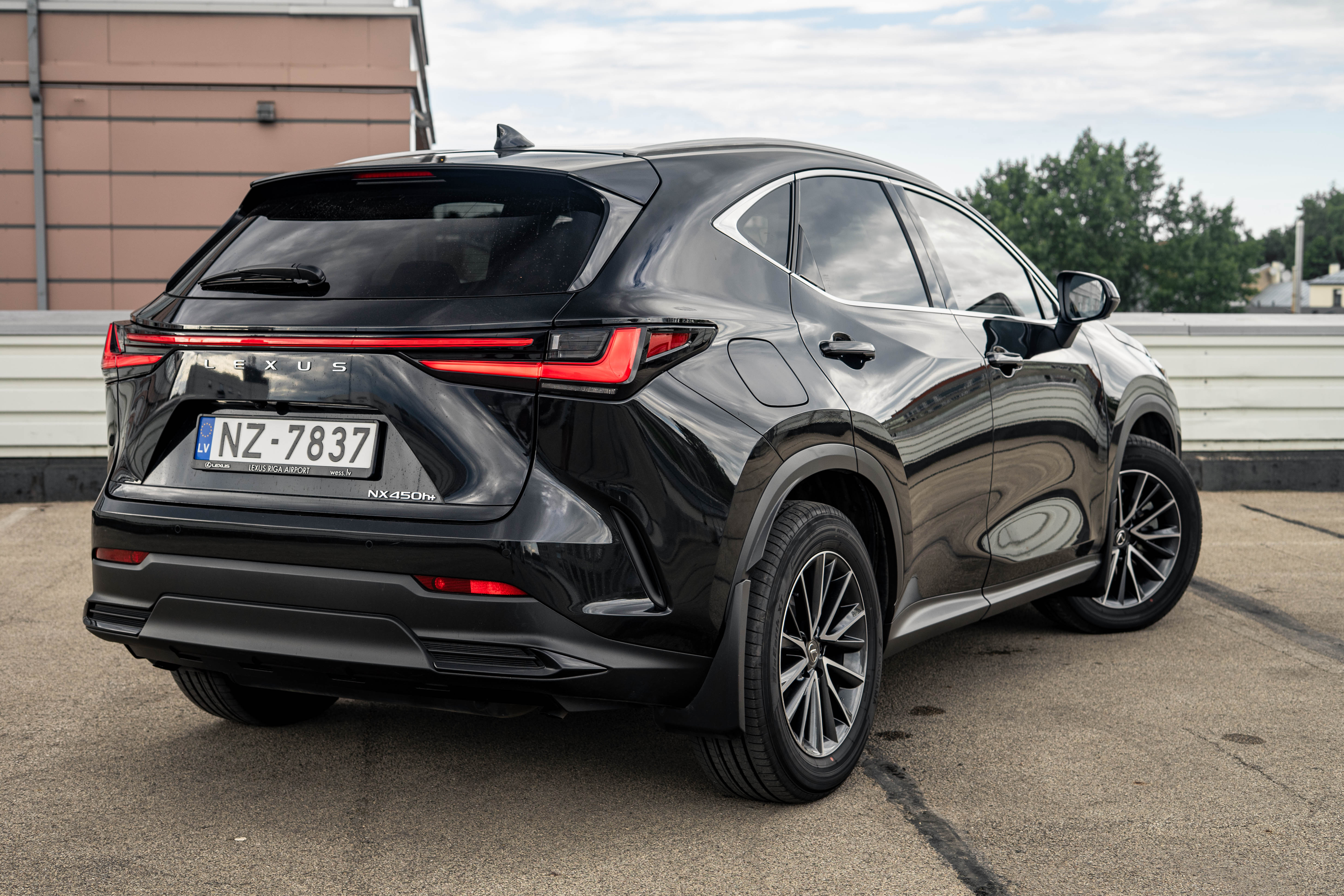 Car image 4
