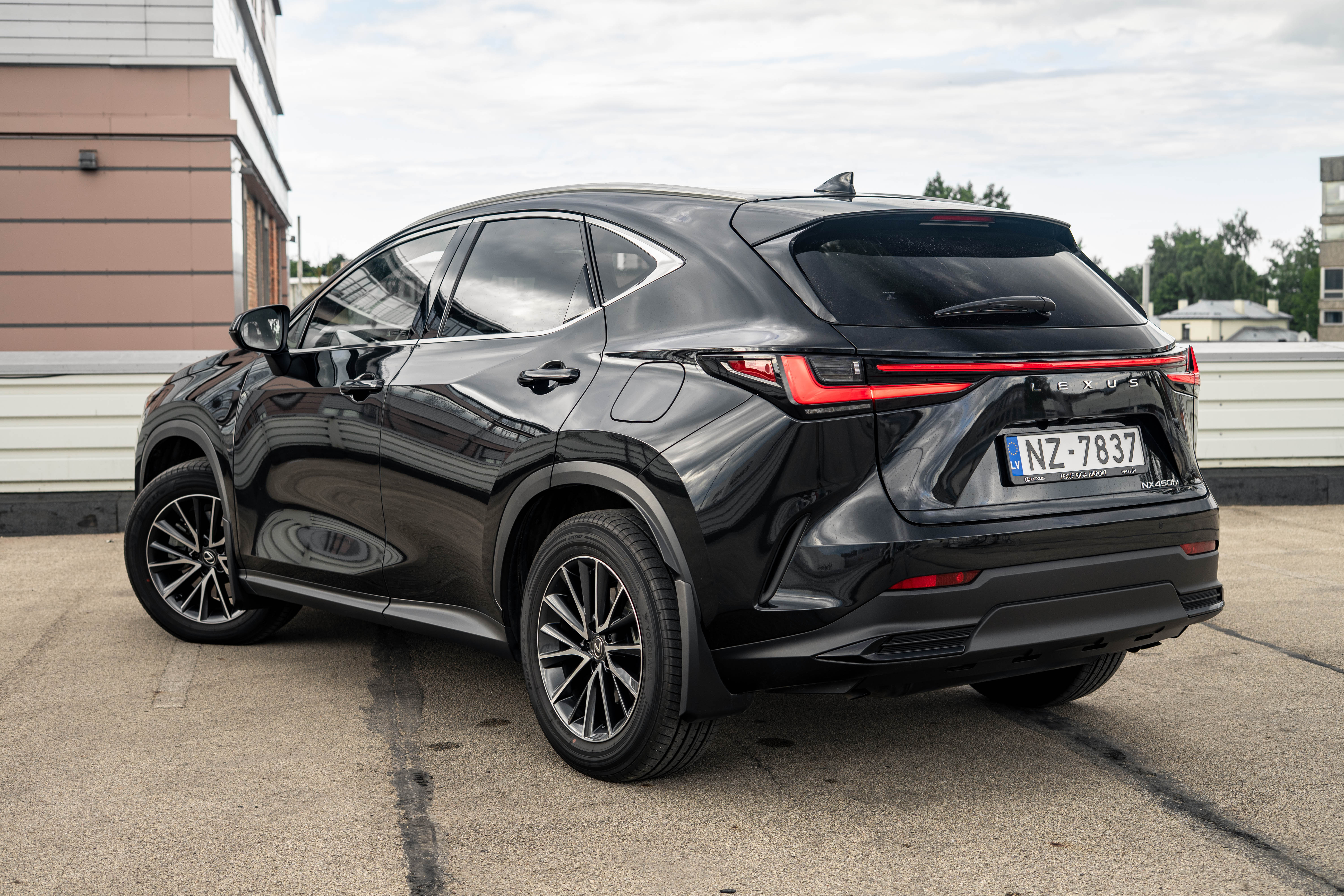 Car image 9