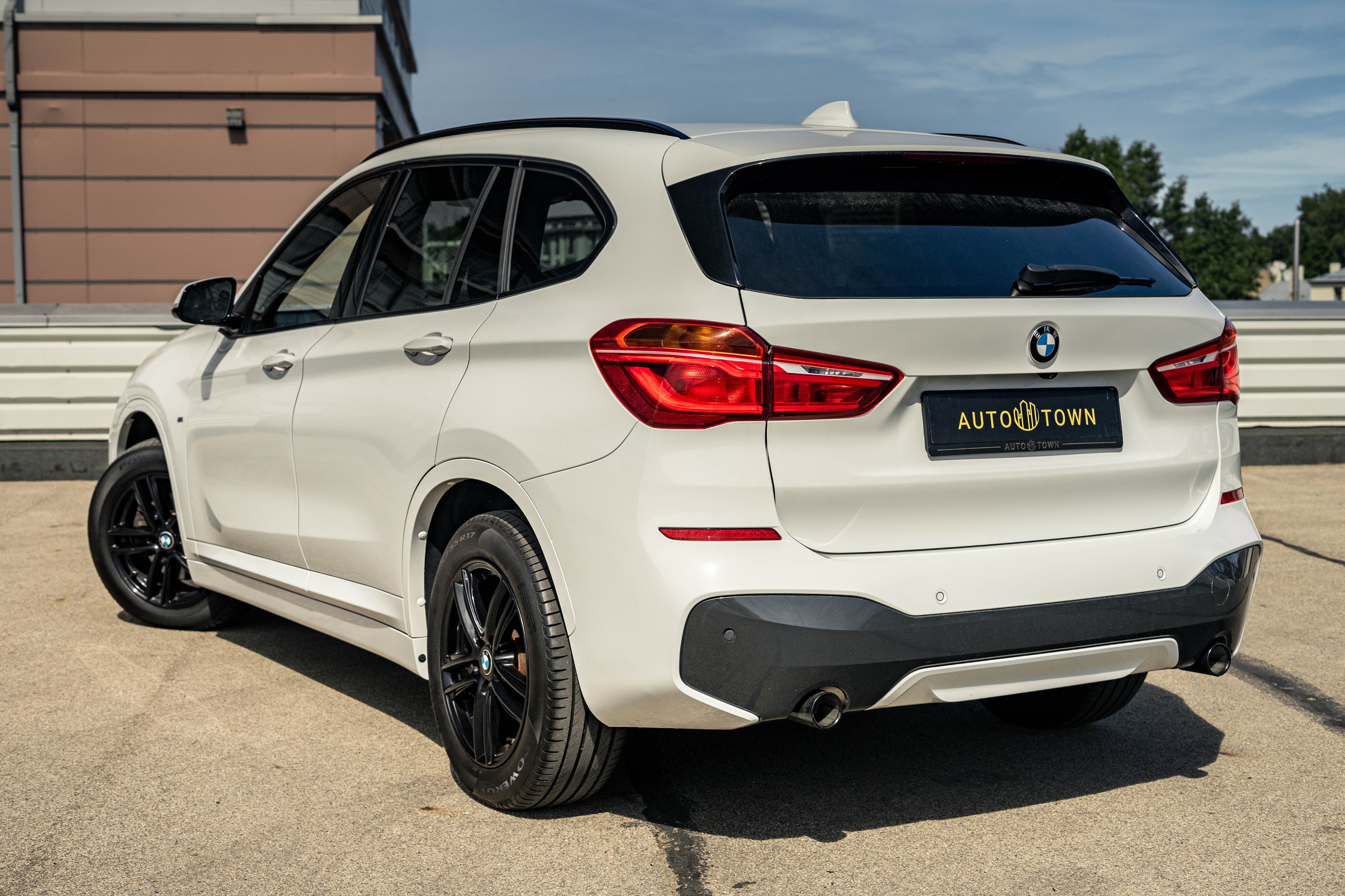 Car image 10