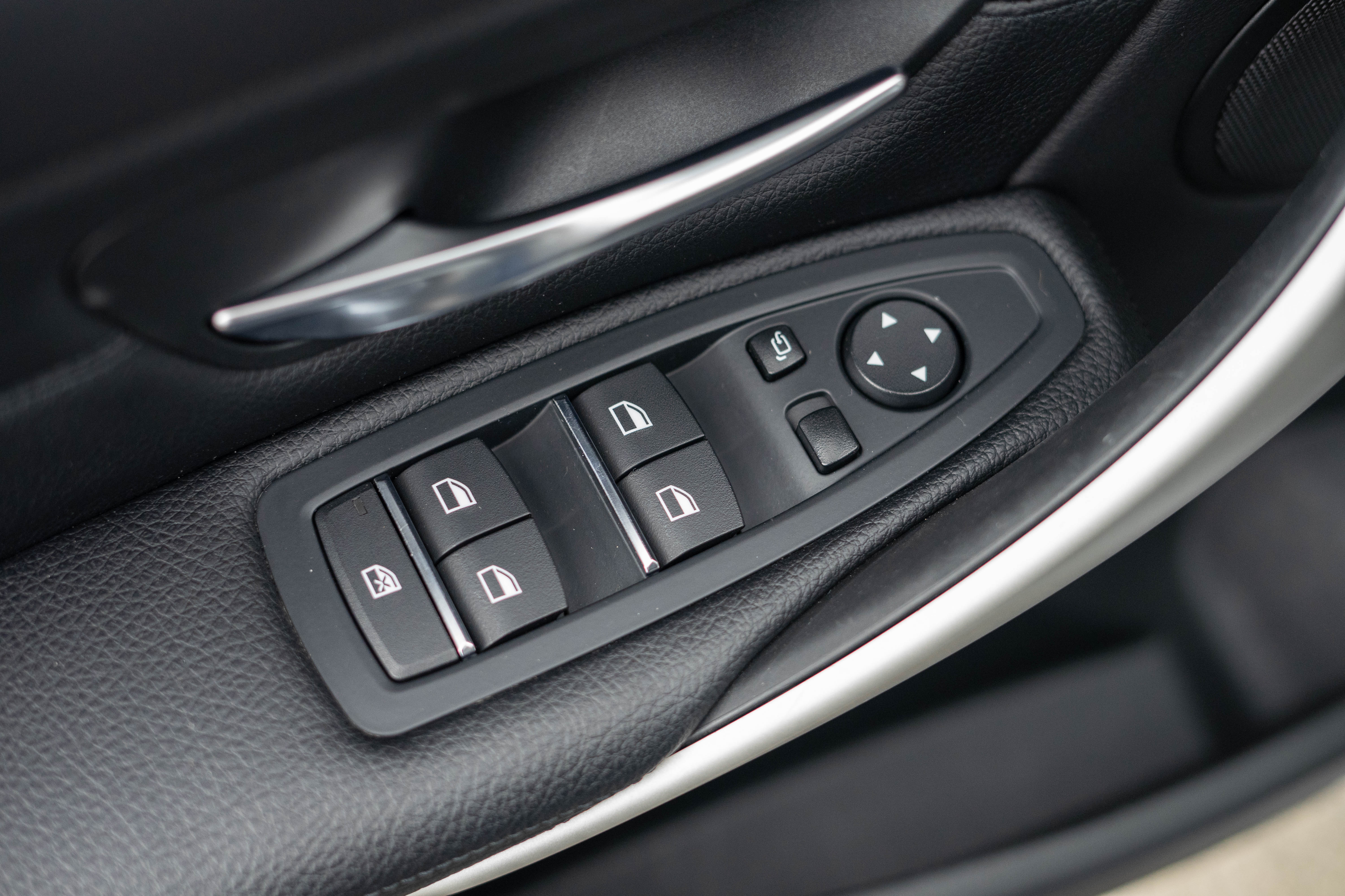 Car image 30