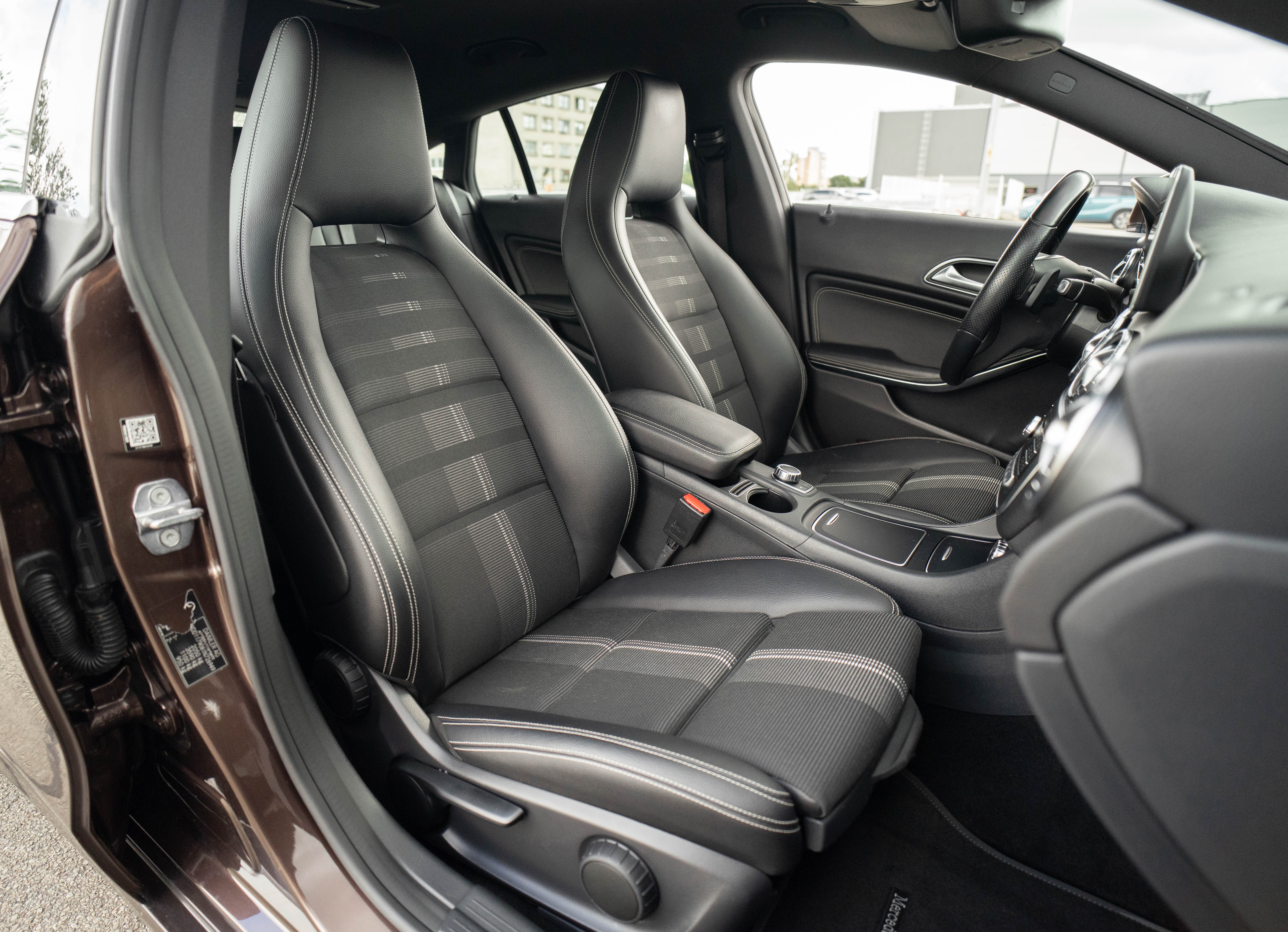 Car image 30