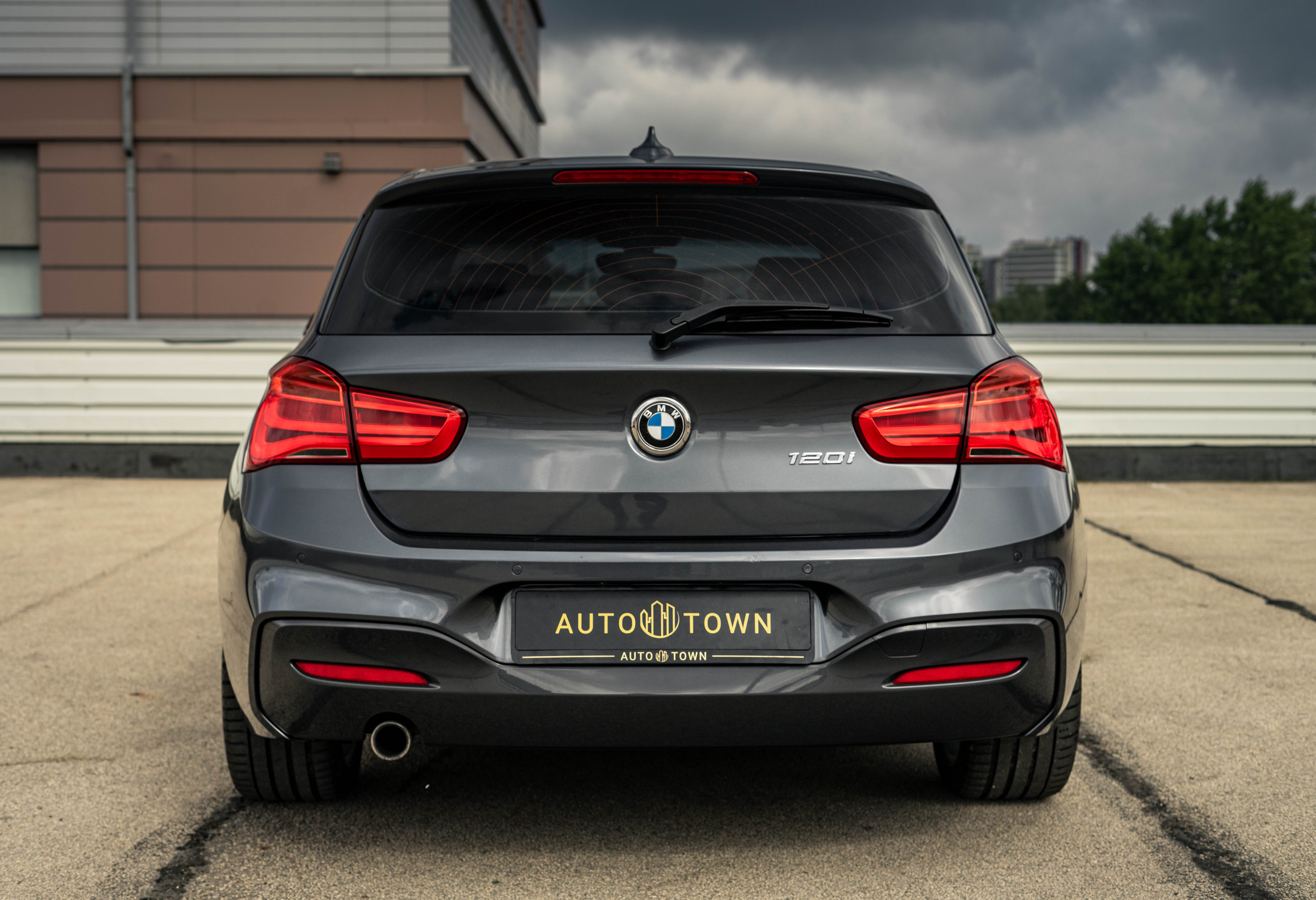 Car image 9