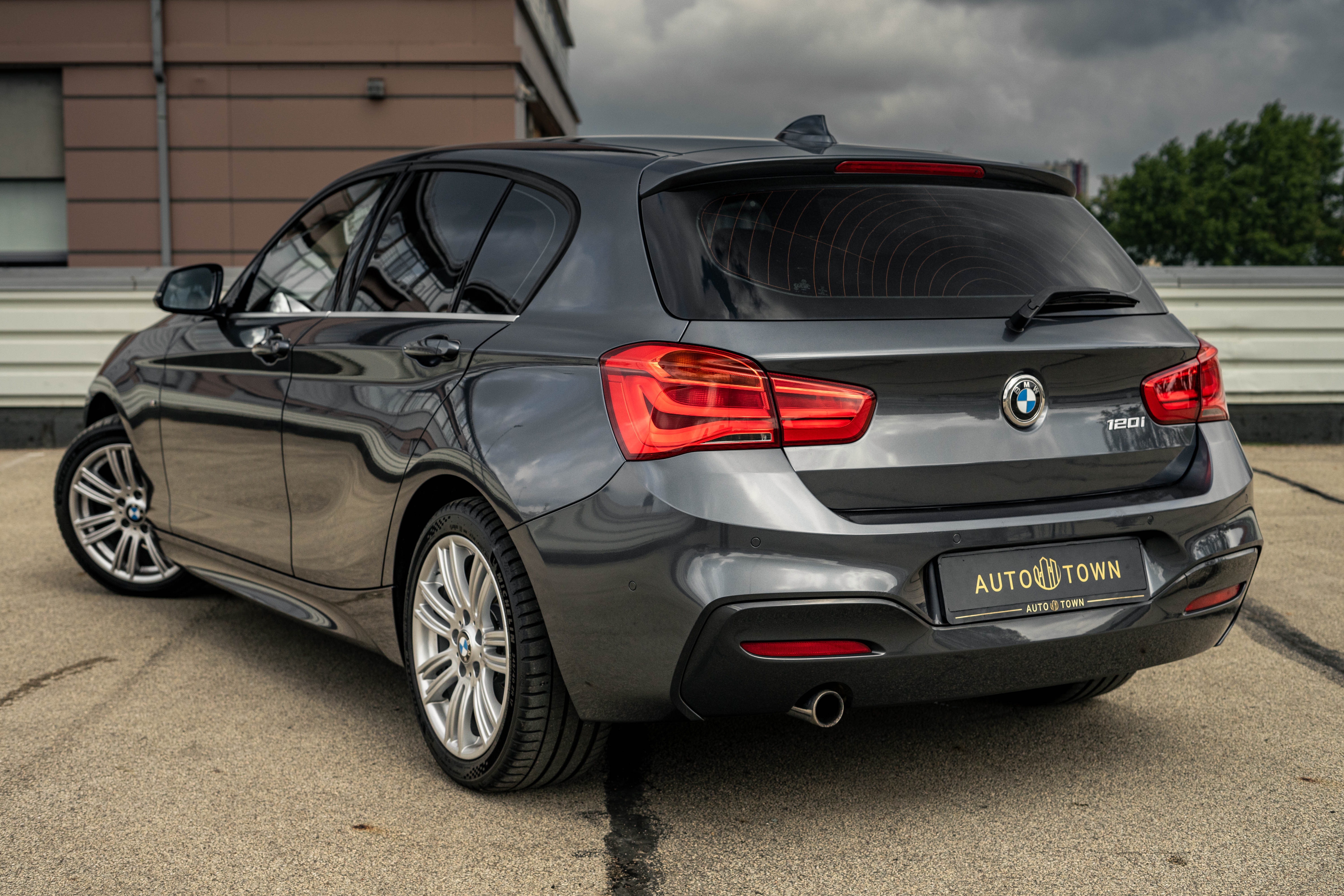 Car image 10