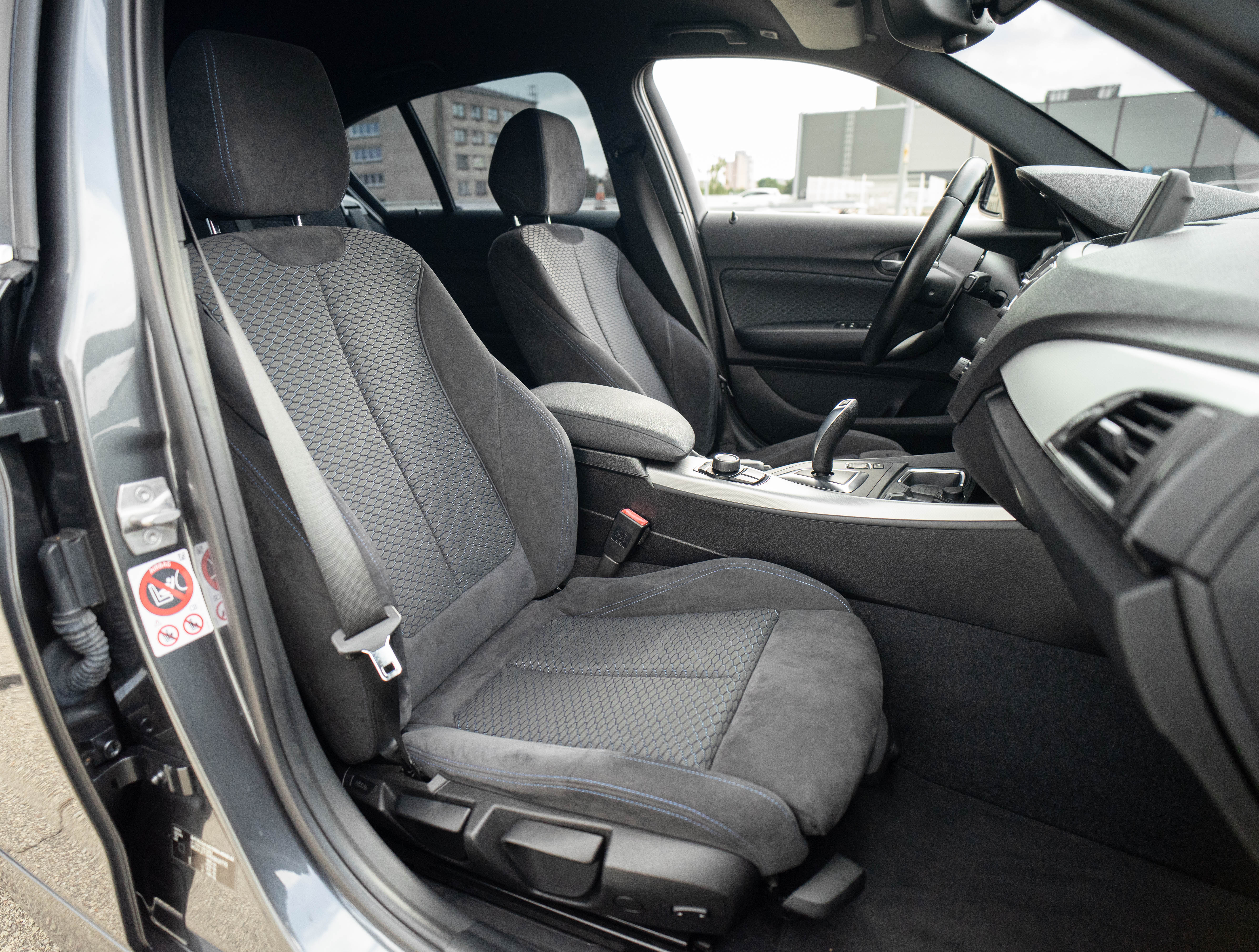Car image 30