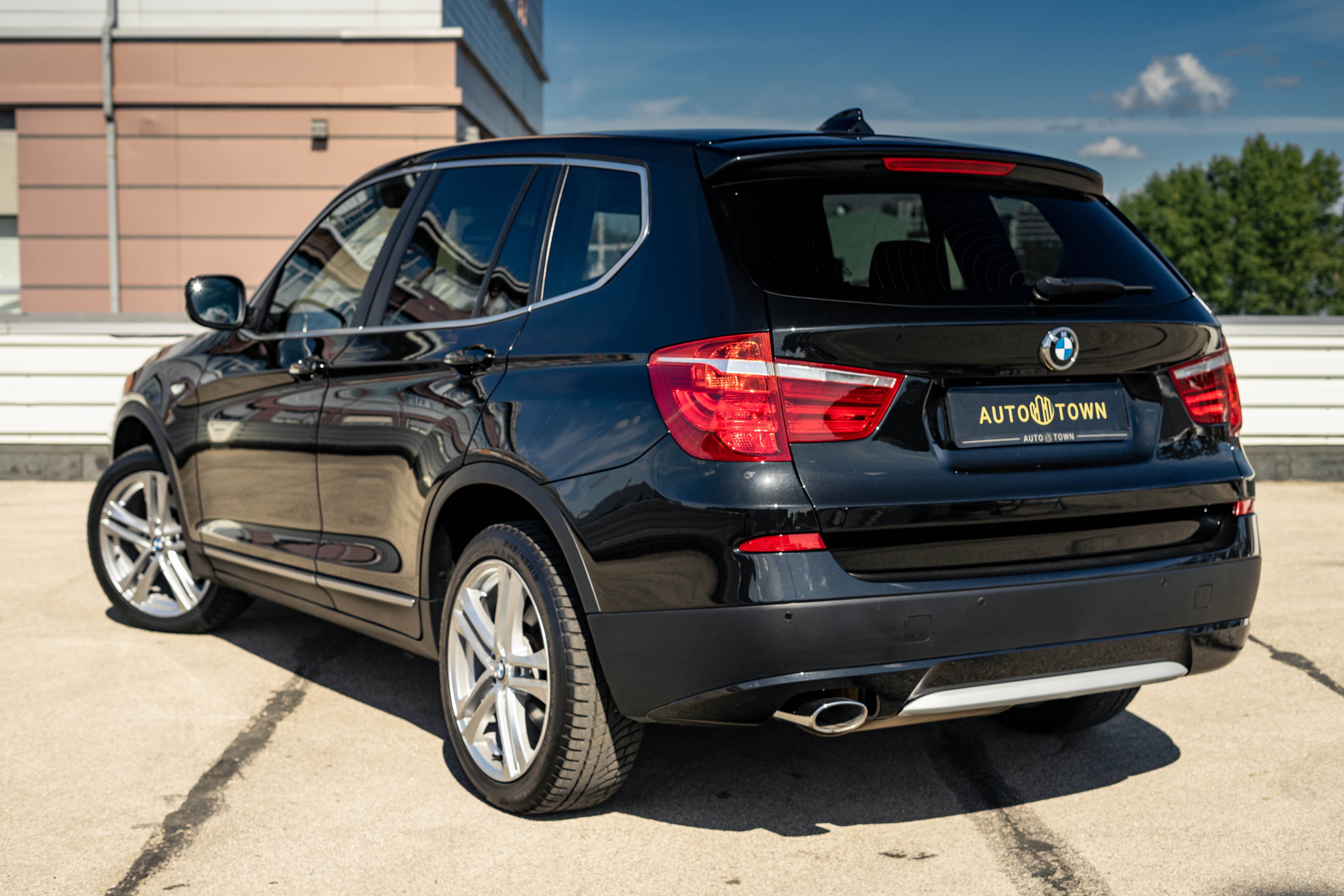 Car image 10