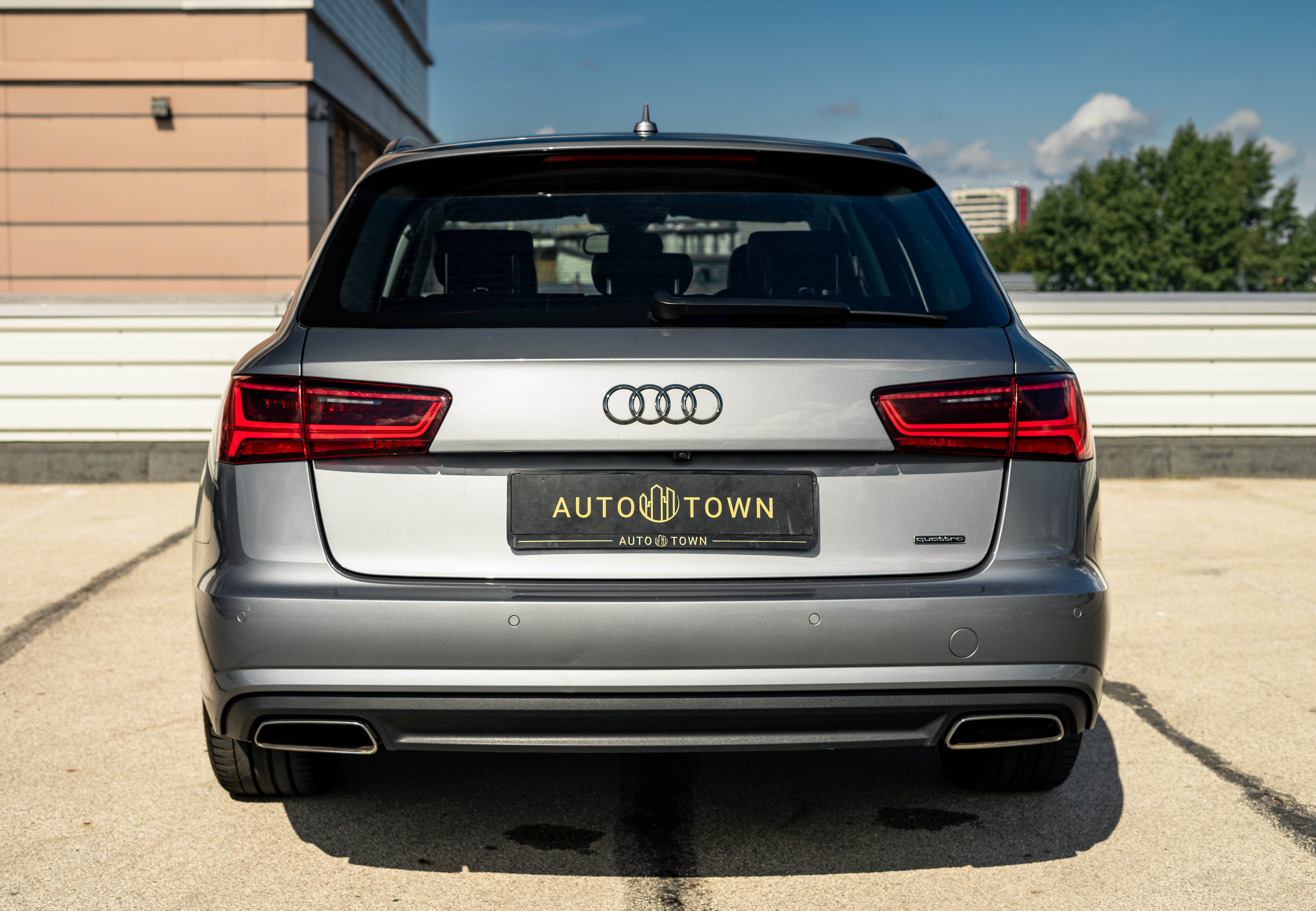 Car image 9