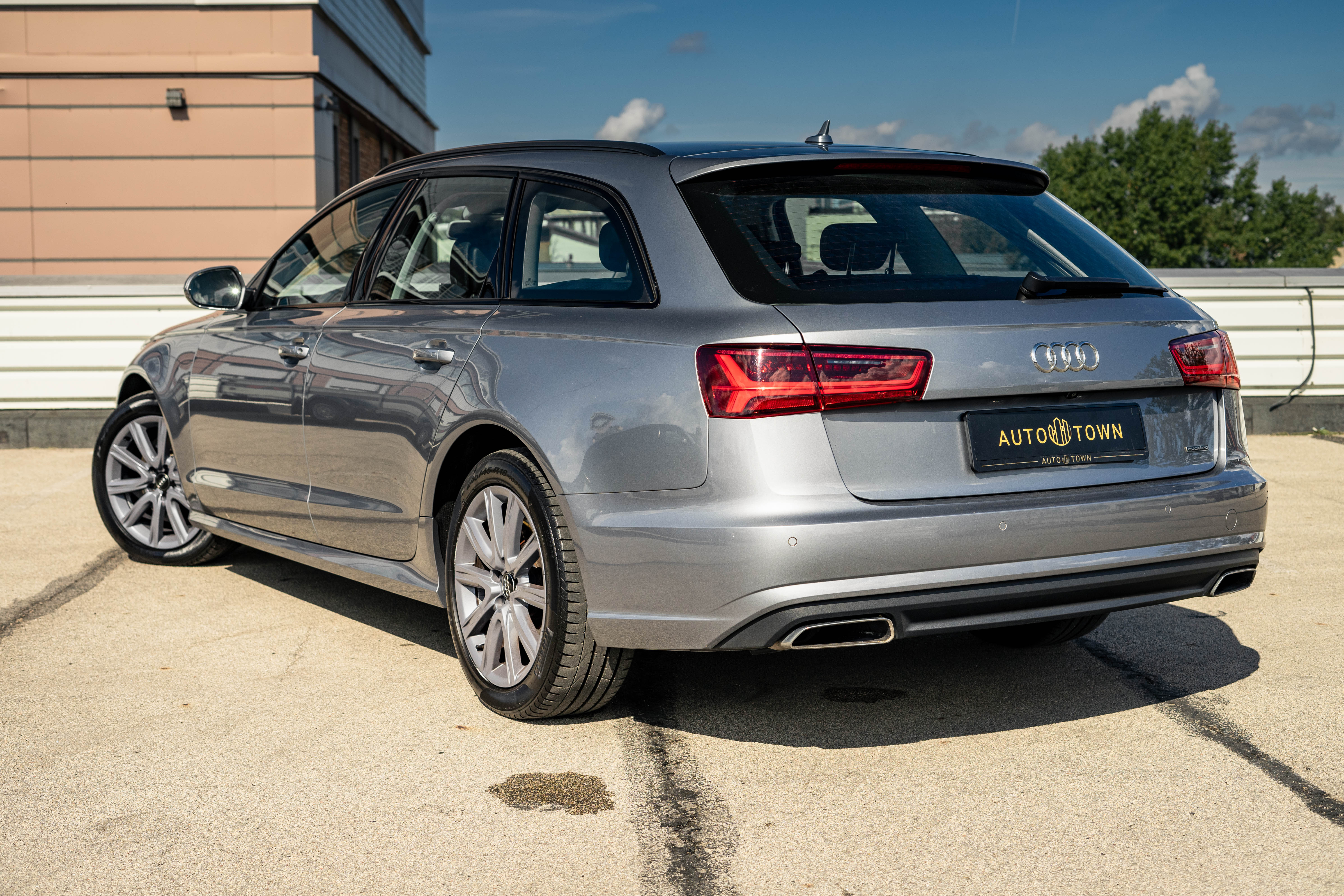Car image 10