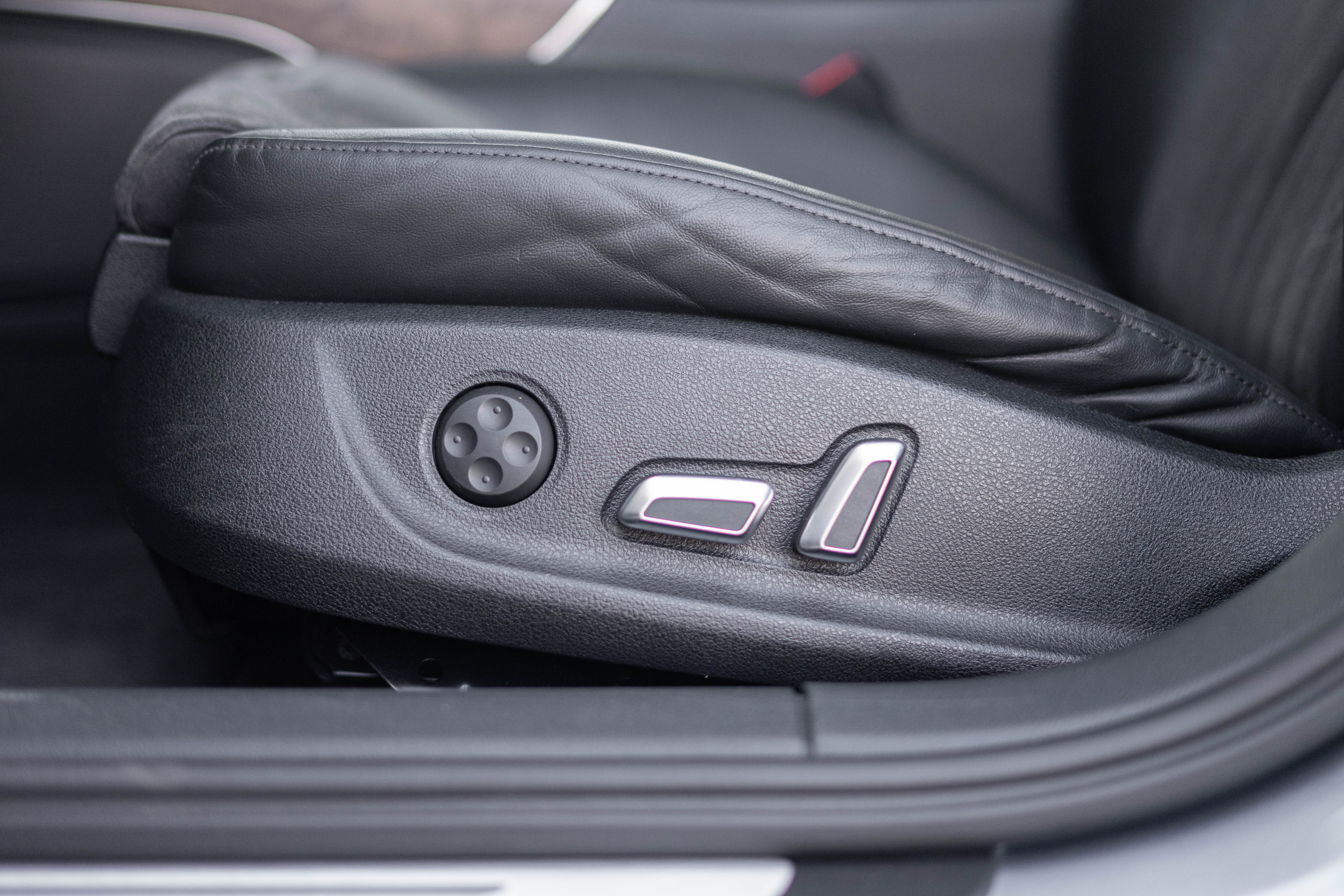 Car image 30