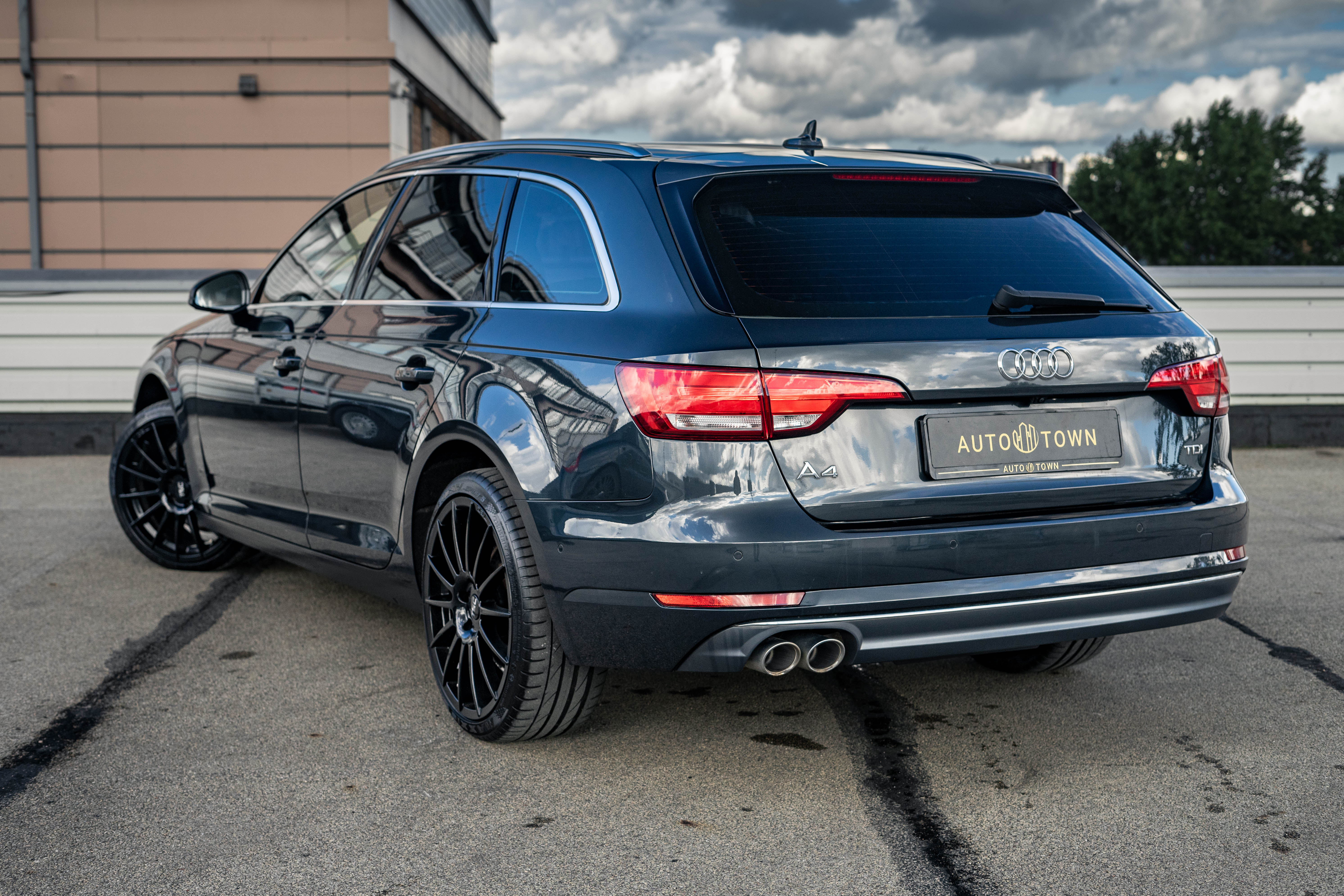 Car image 9