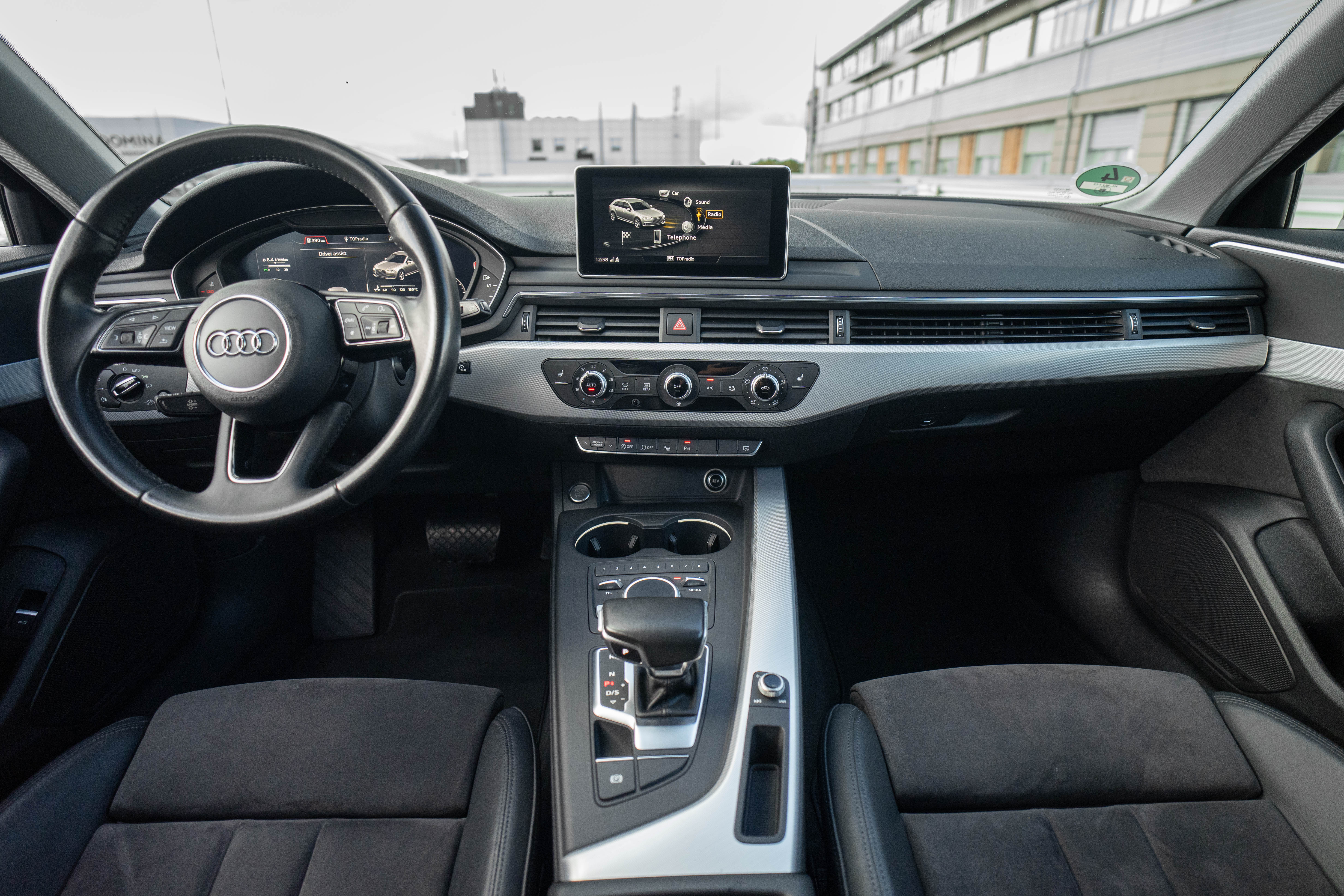 Car image 14