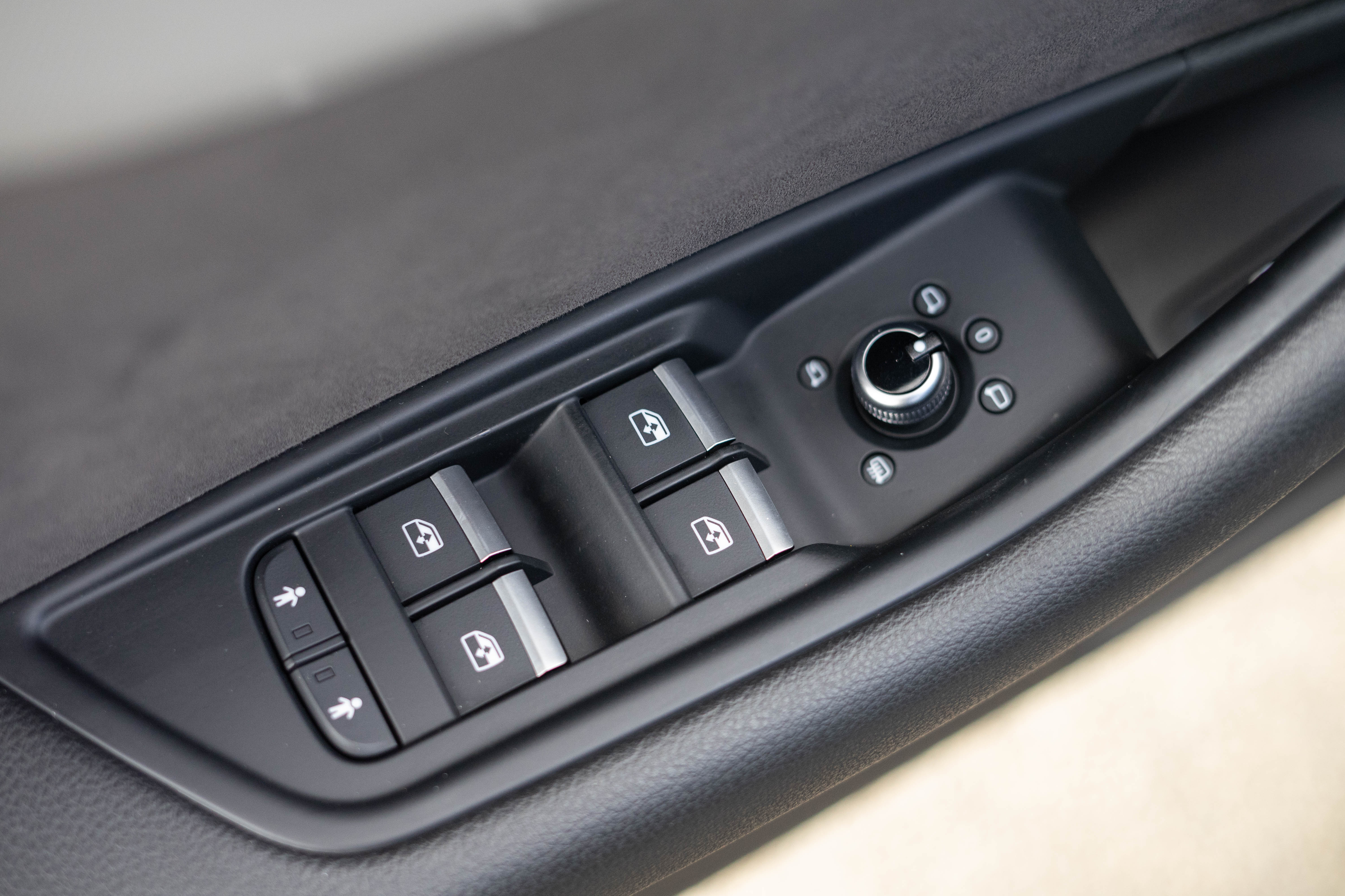 Car image 28