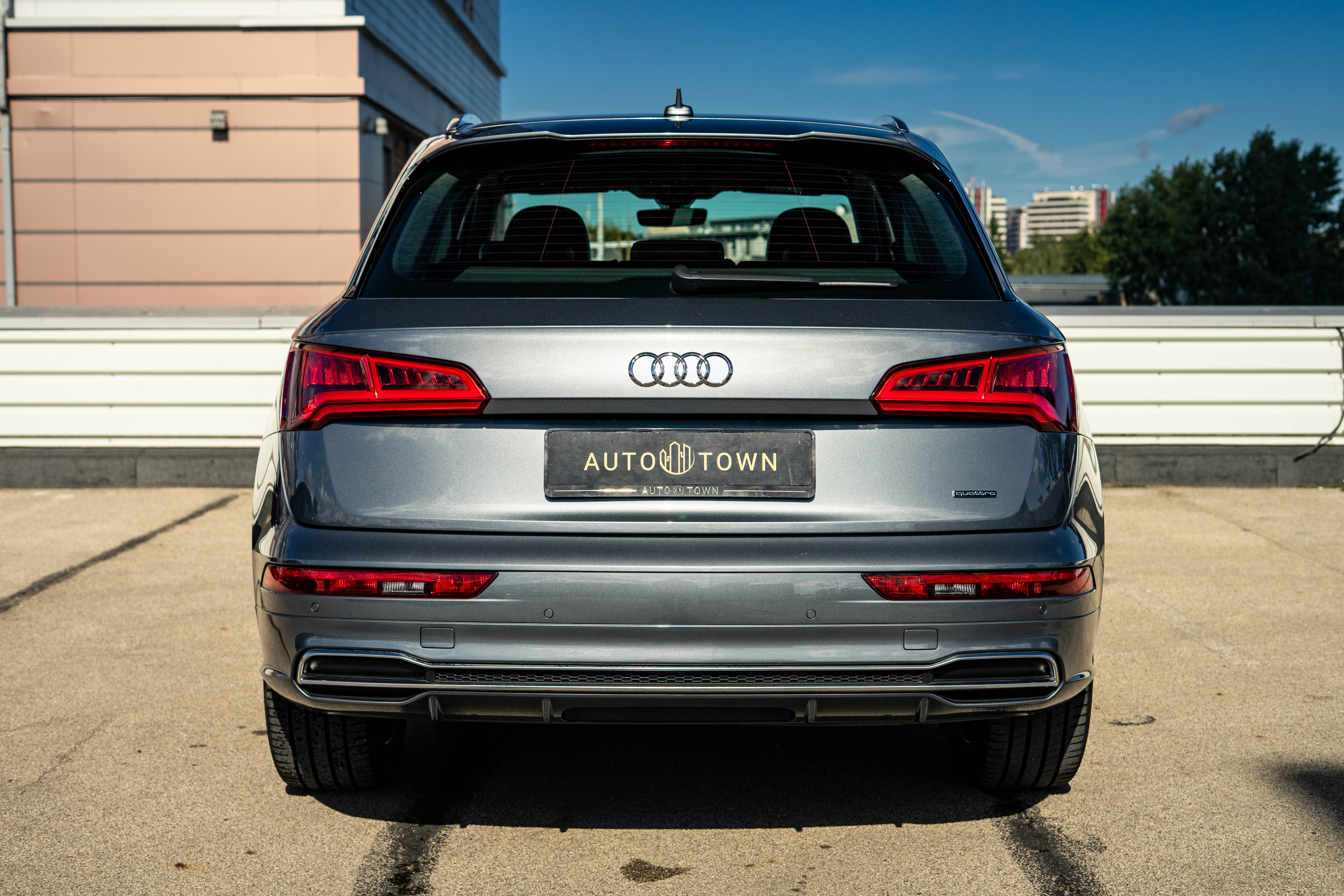 Car image 9
