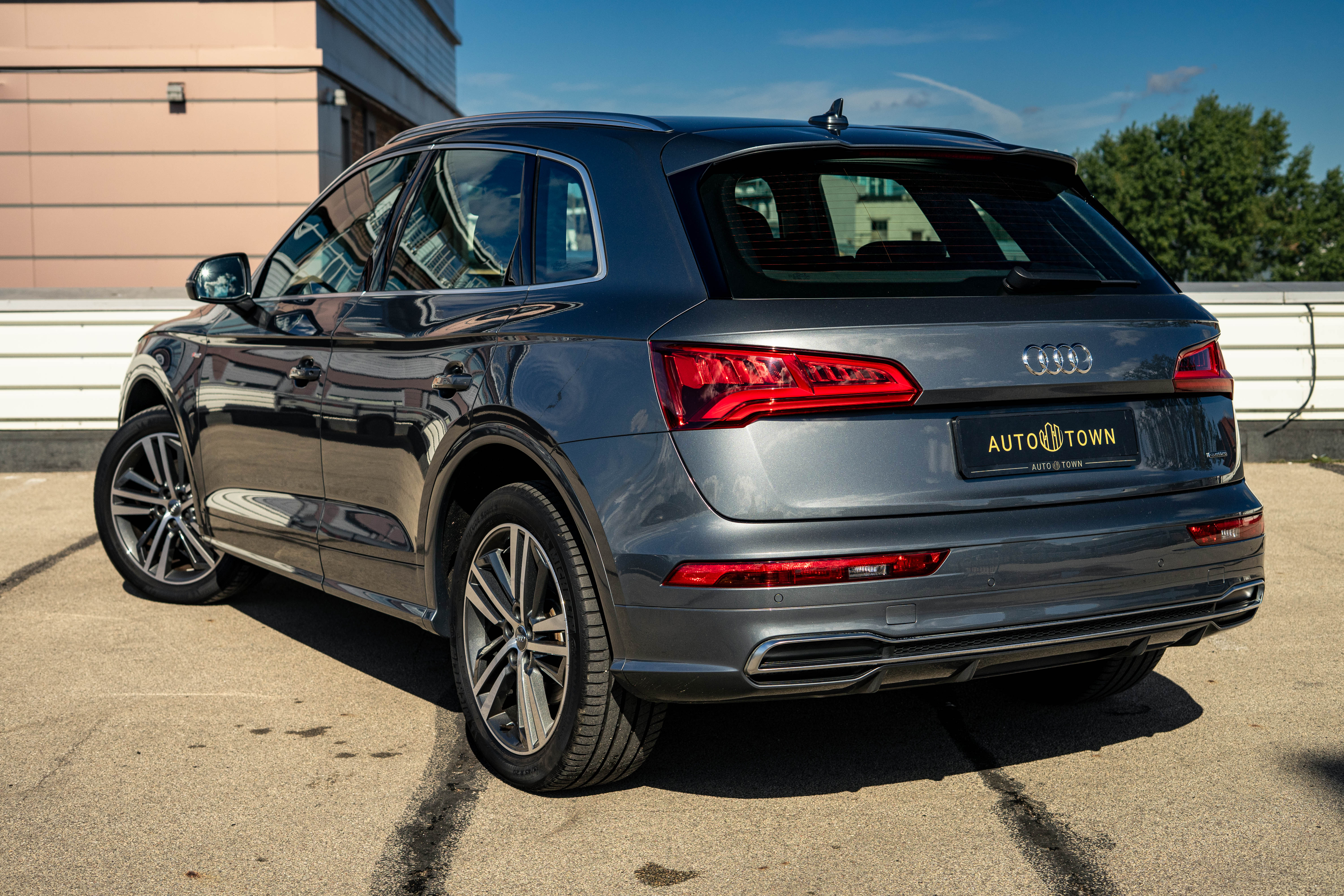Car image 10