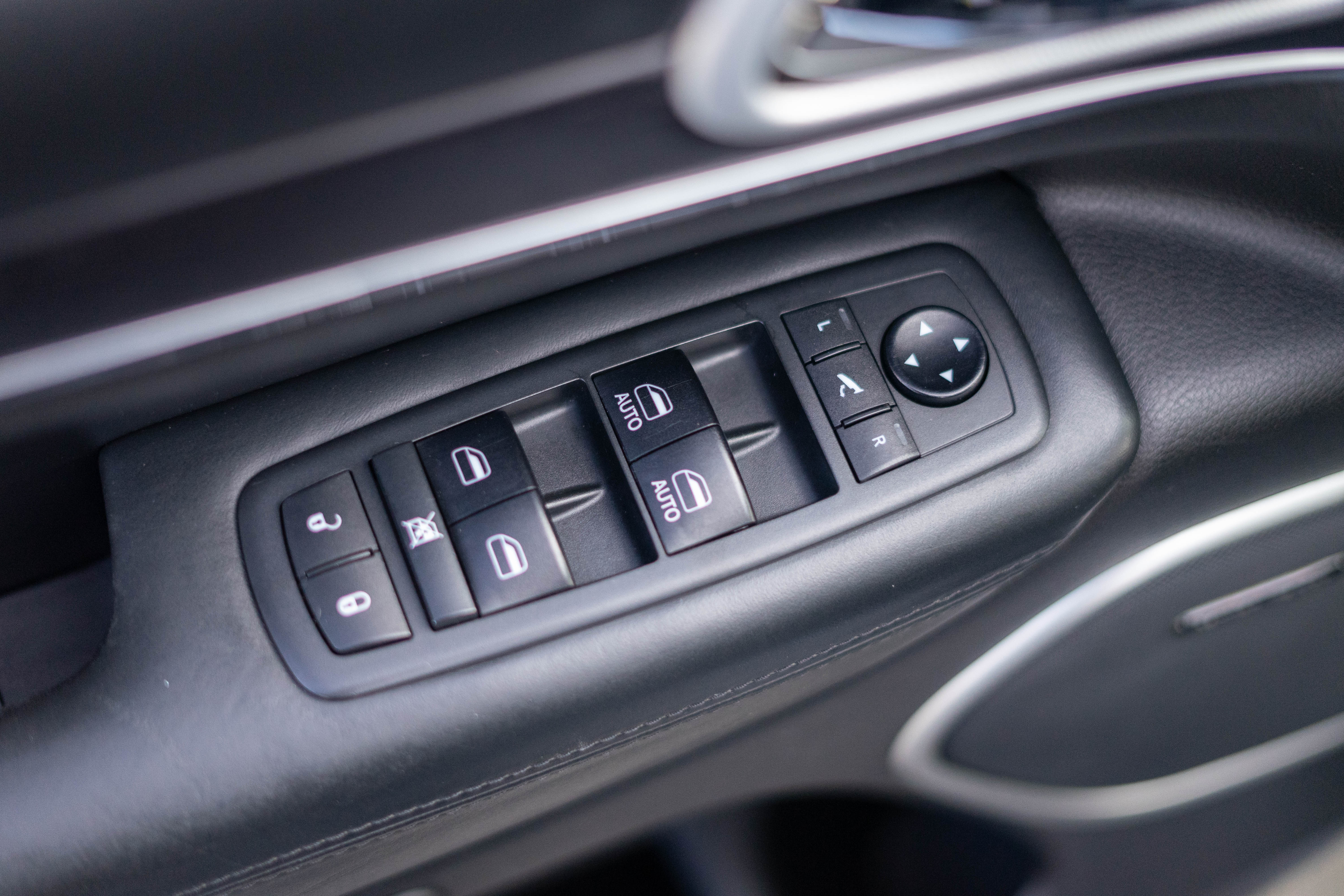 Car image 25