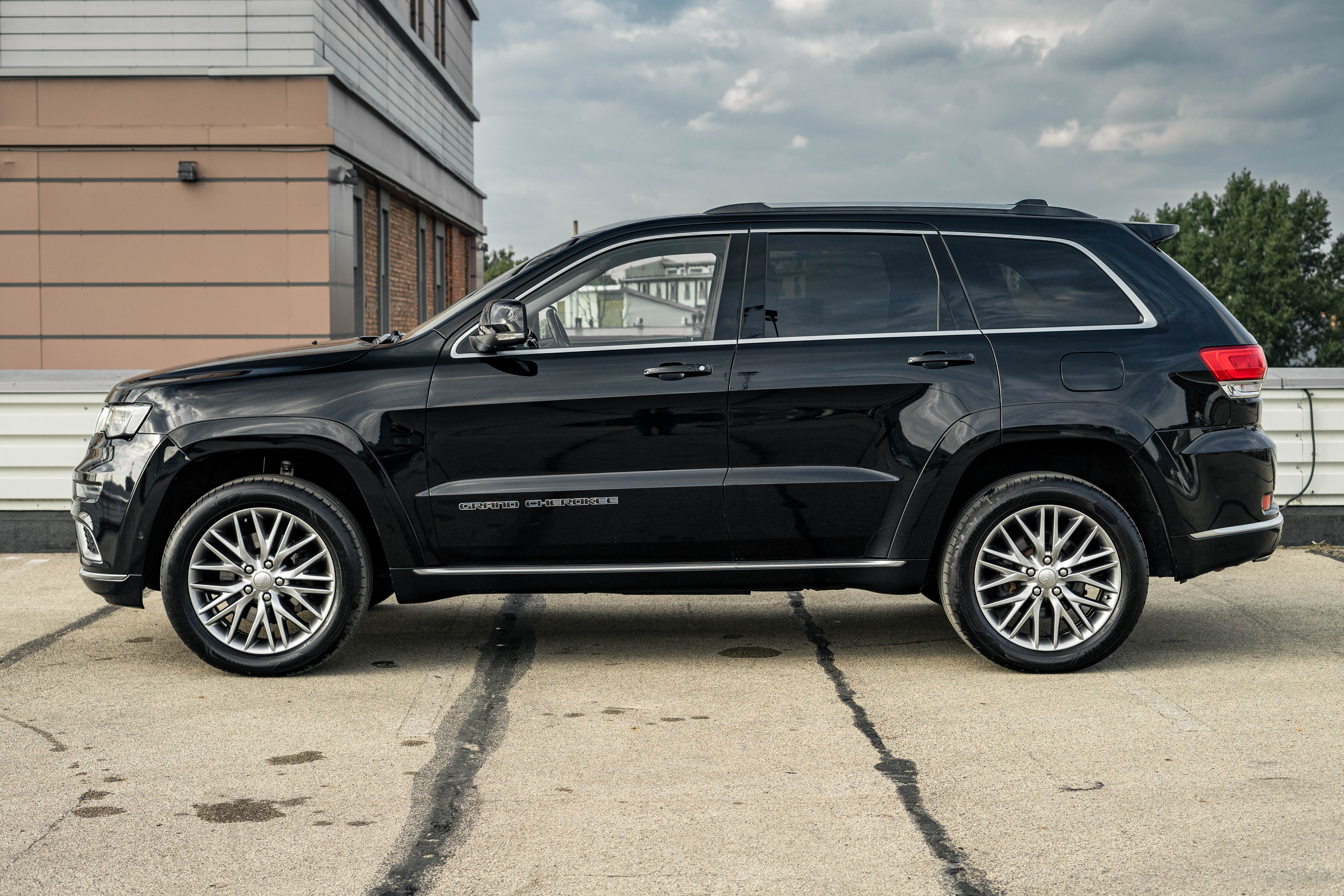 Car image 9