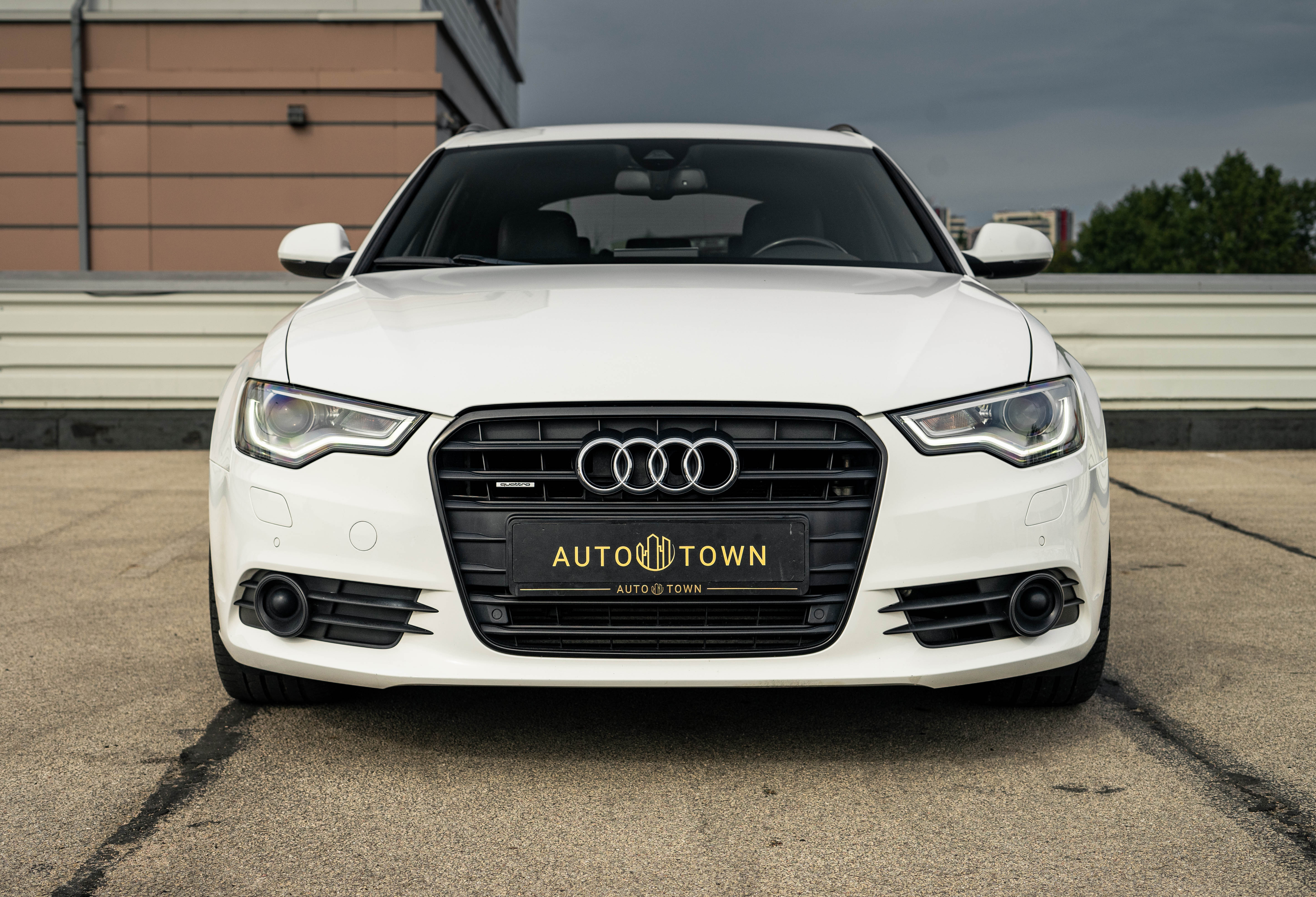 Car image 3