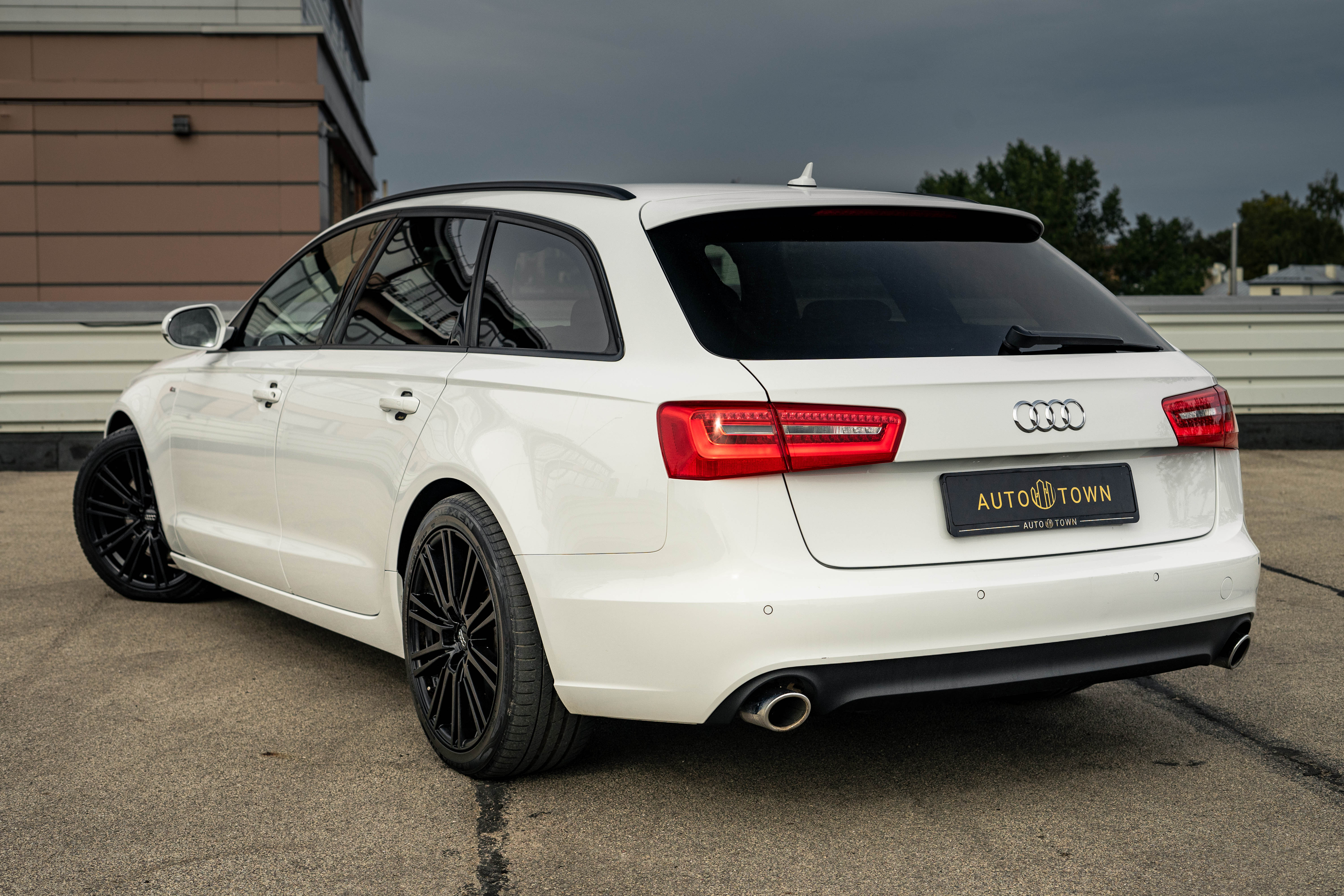 Car image 9