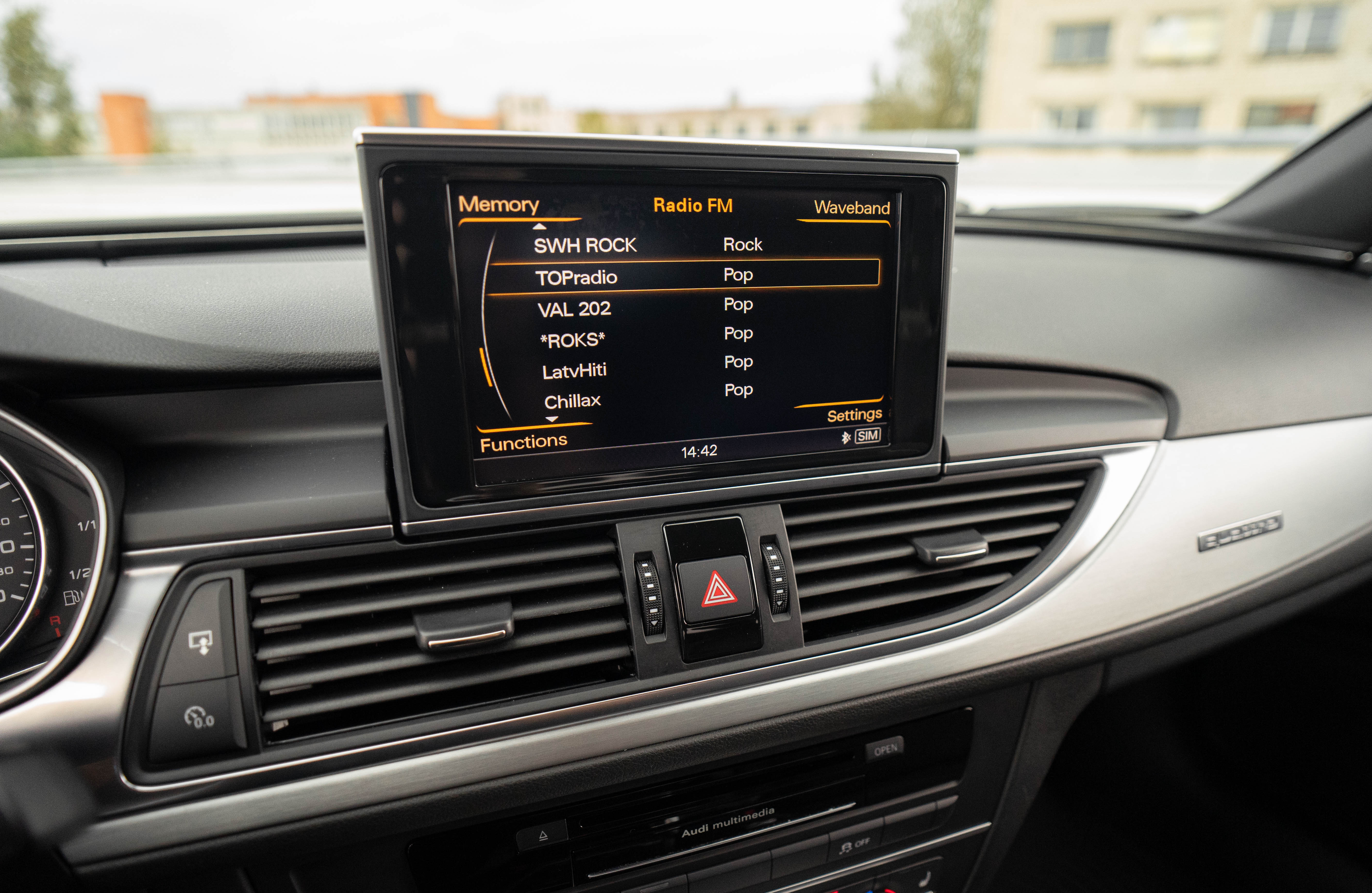 Car image 18