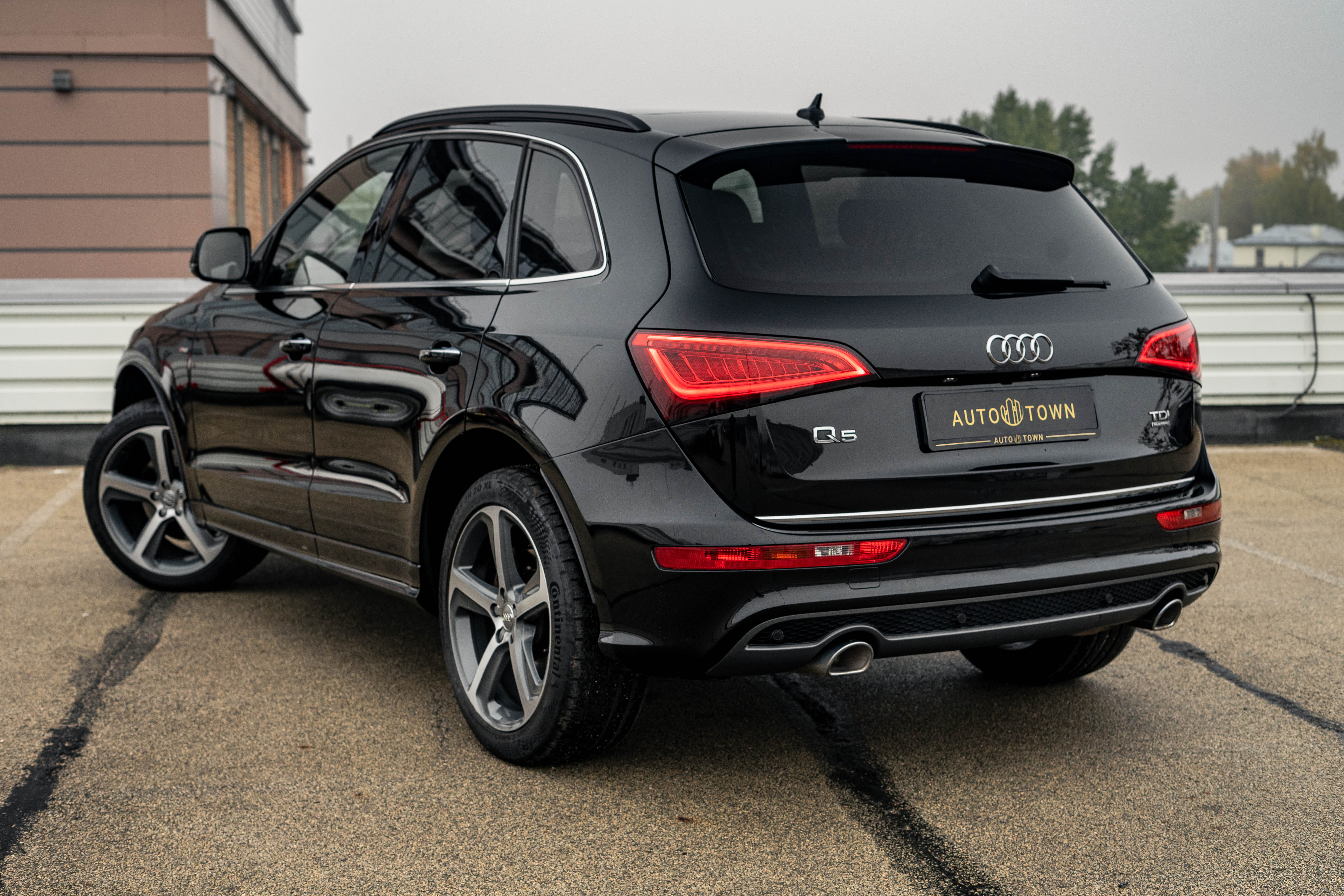 Car image 9