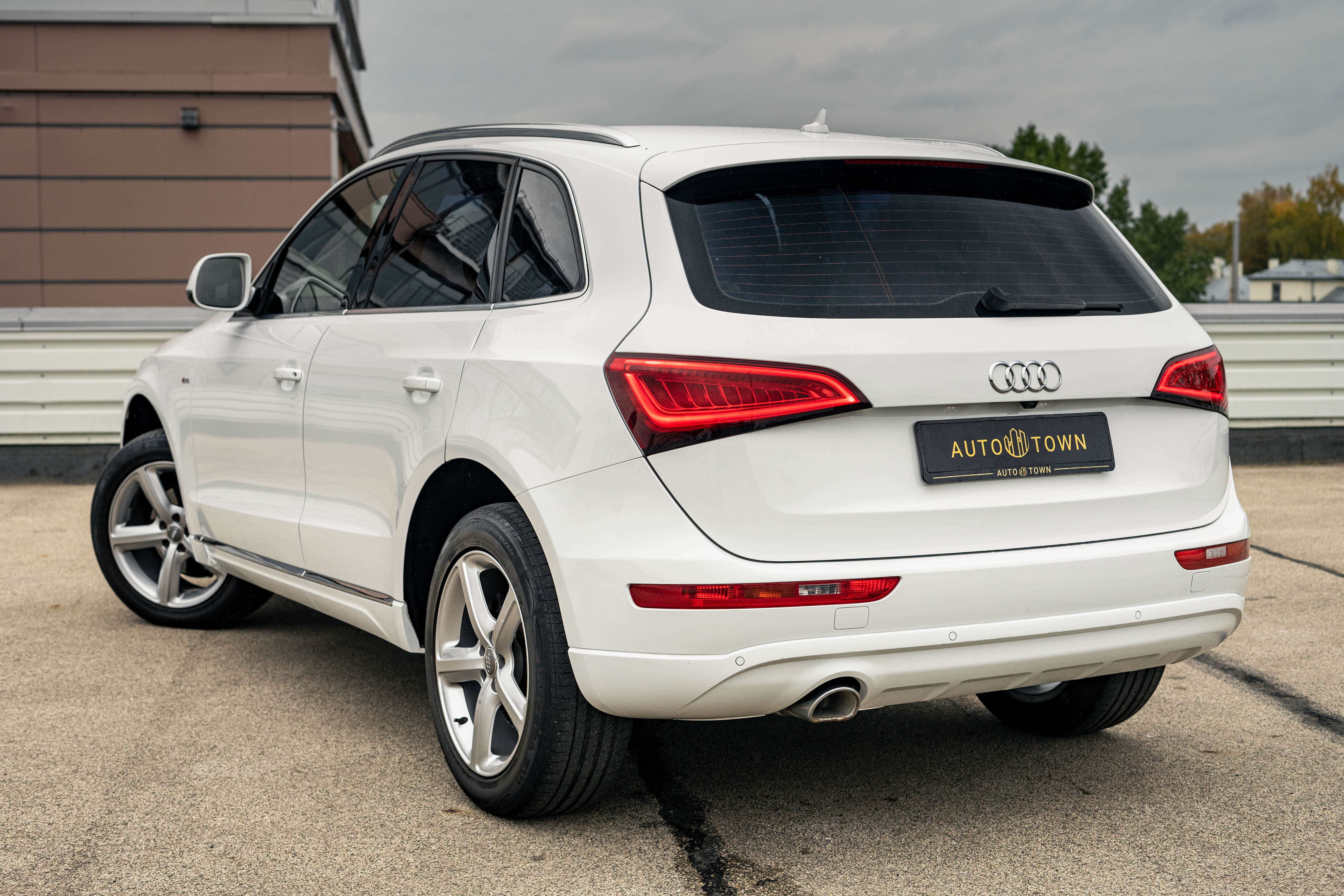 Car image 9