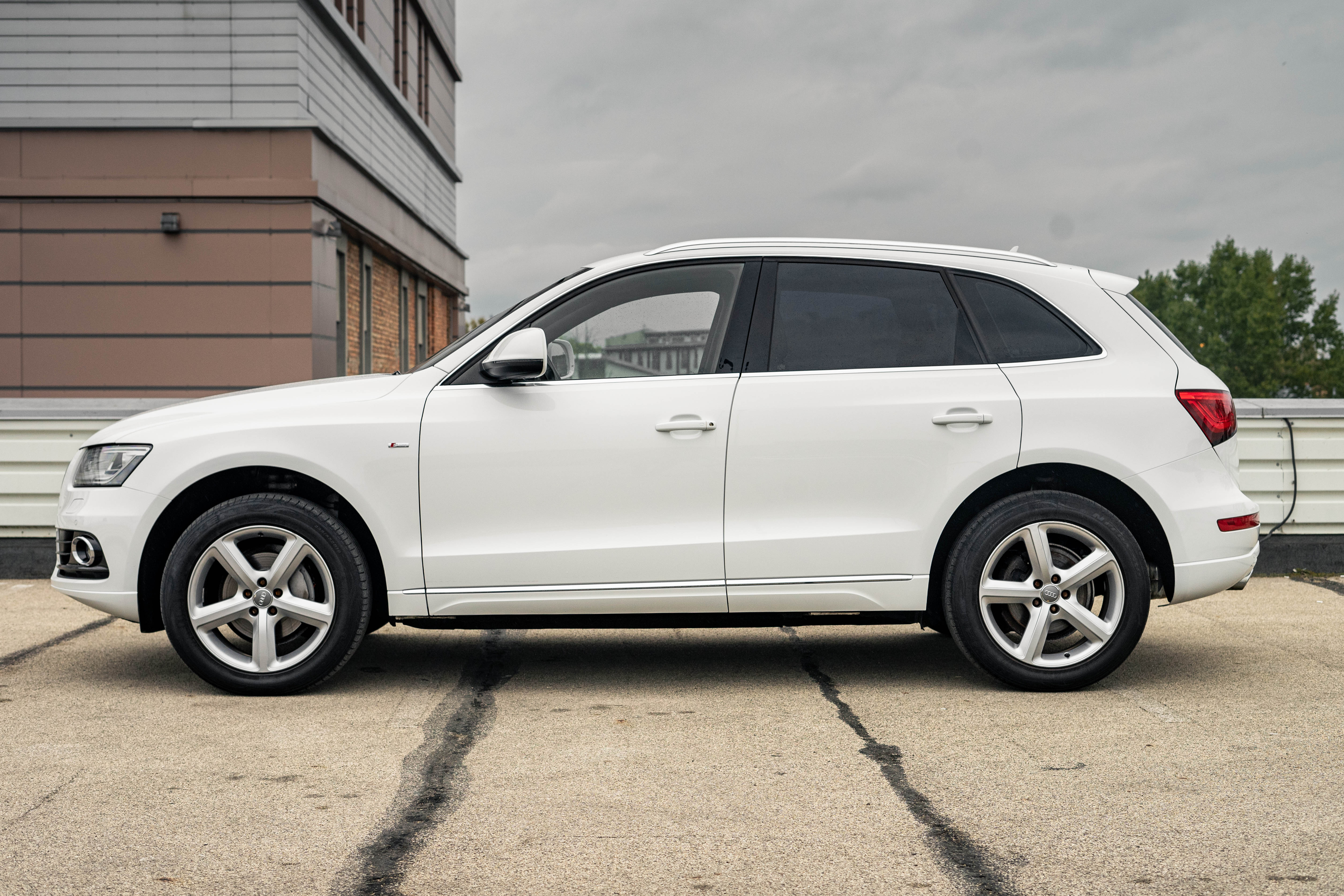 Car image 10