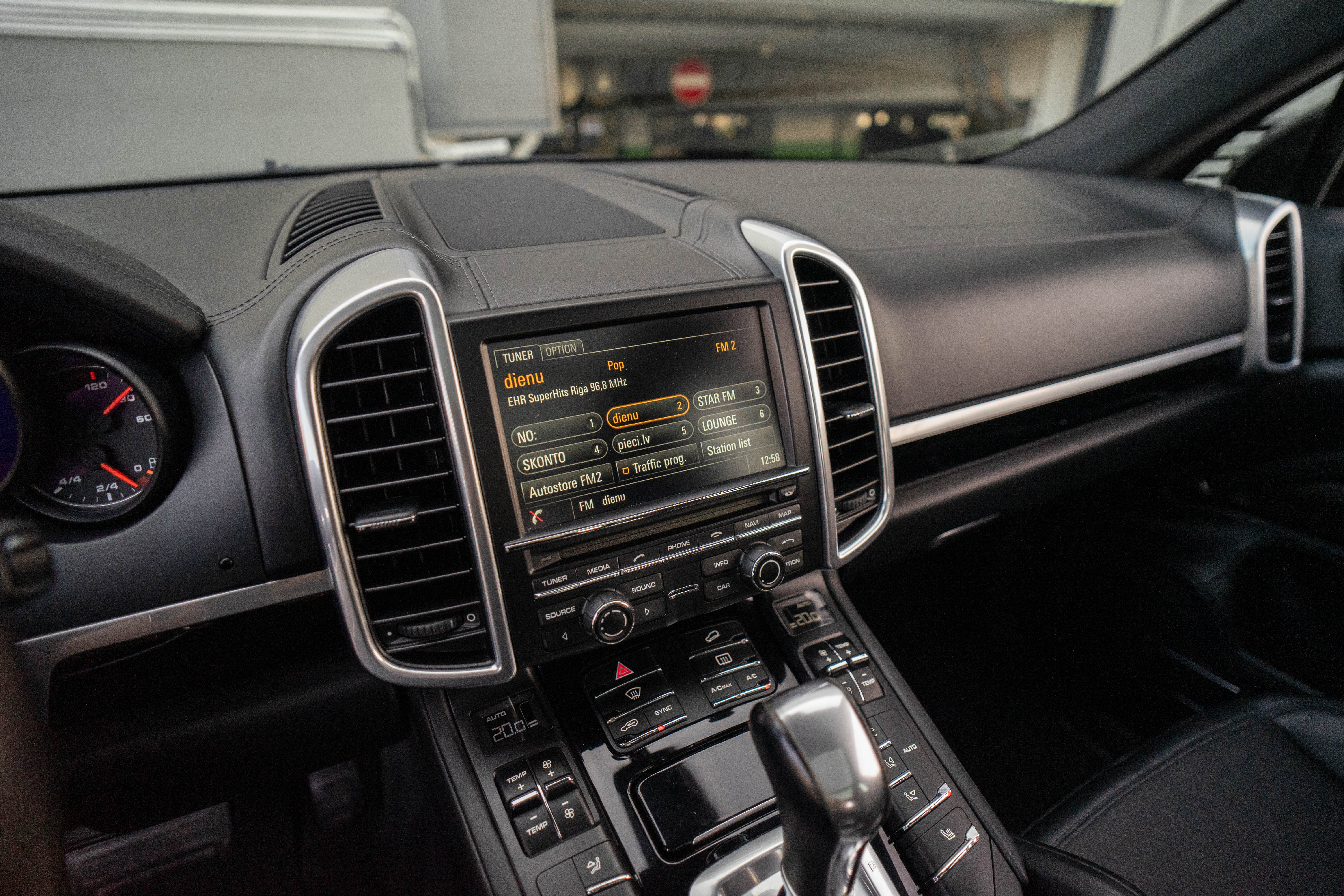Car image 18