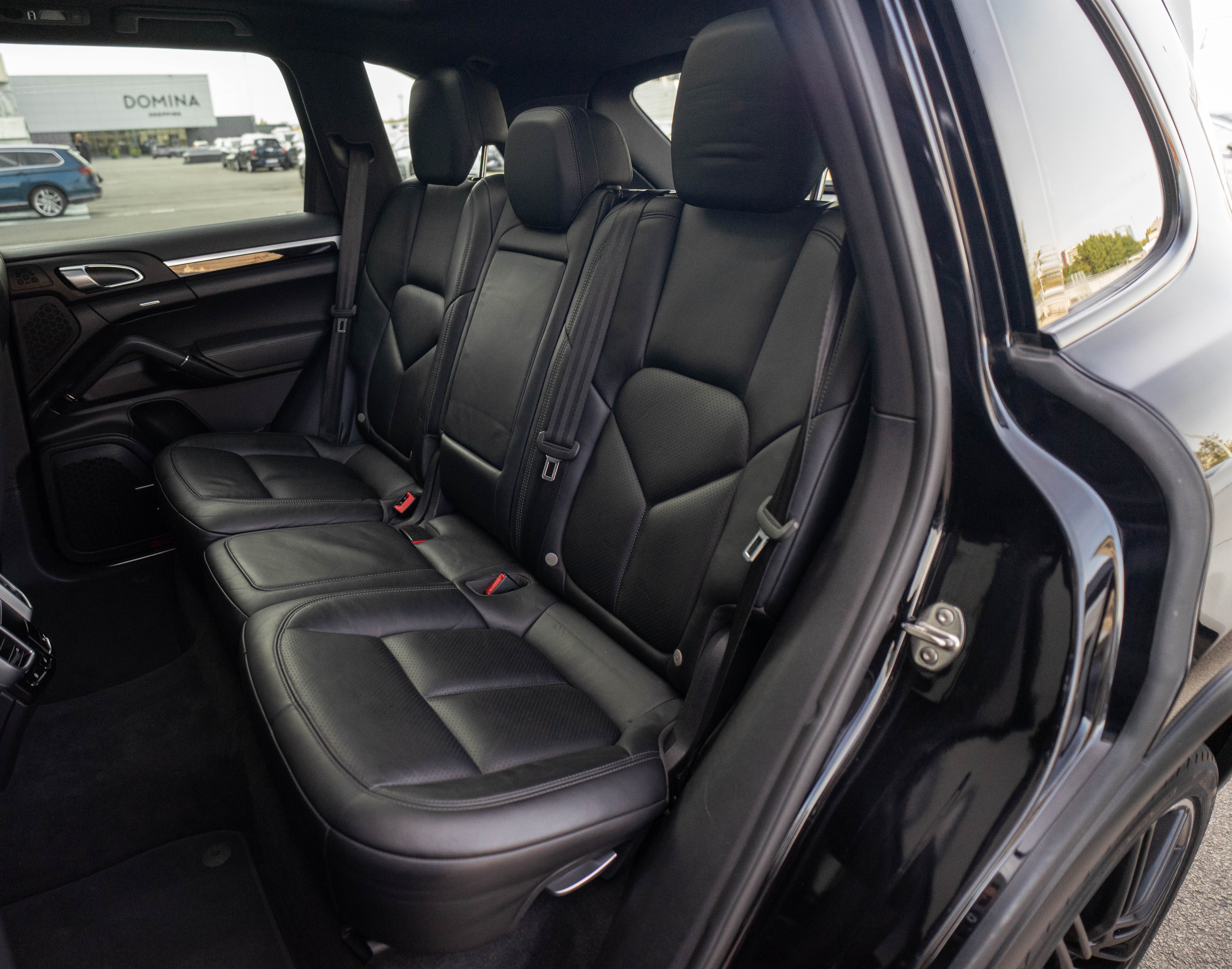 Car image 30