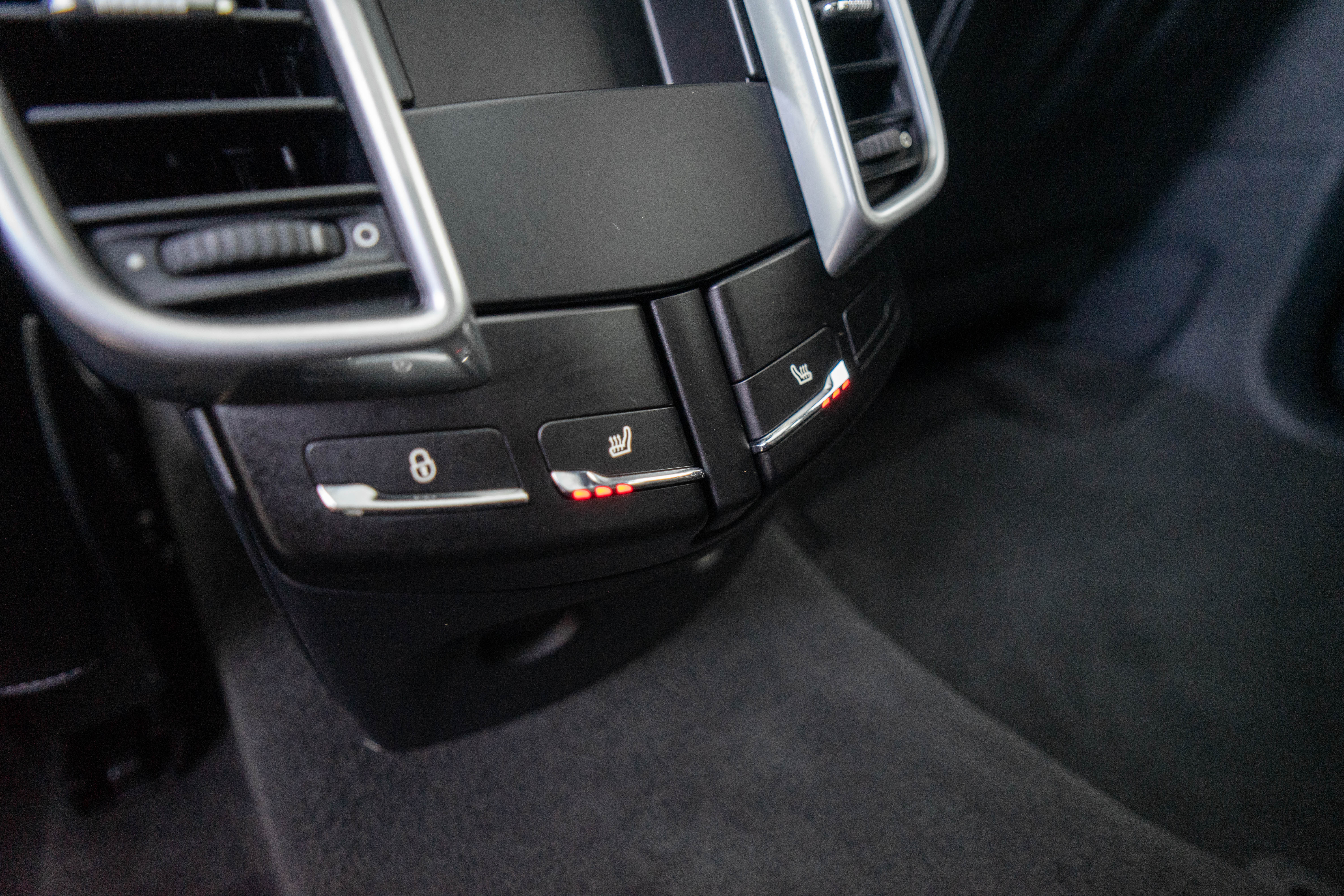 Car image 32