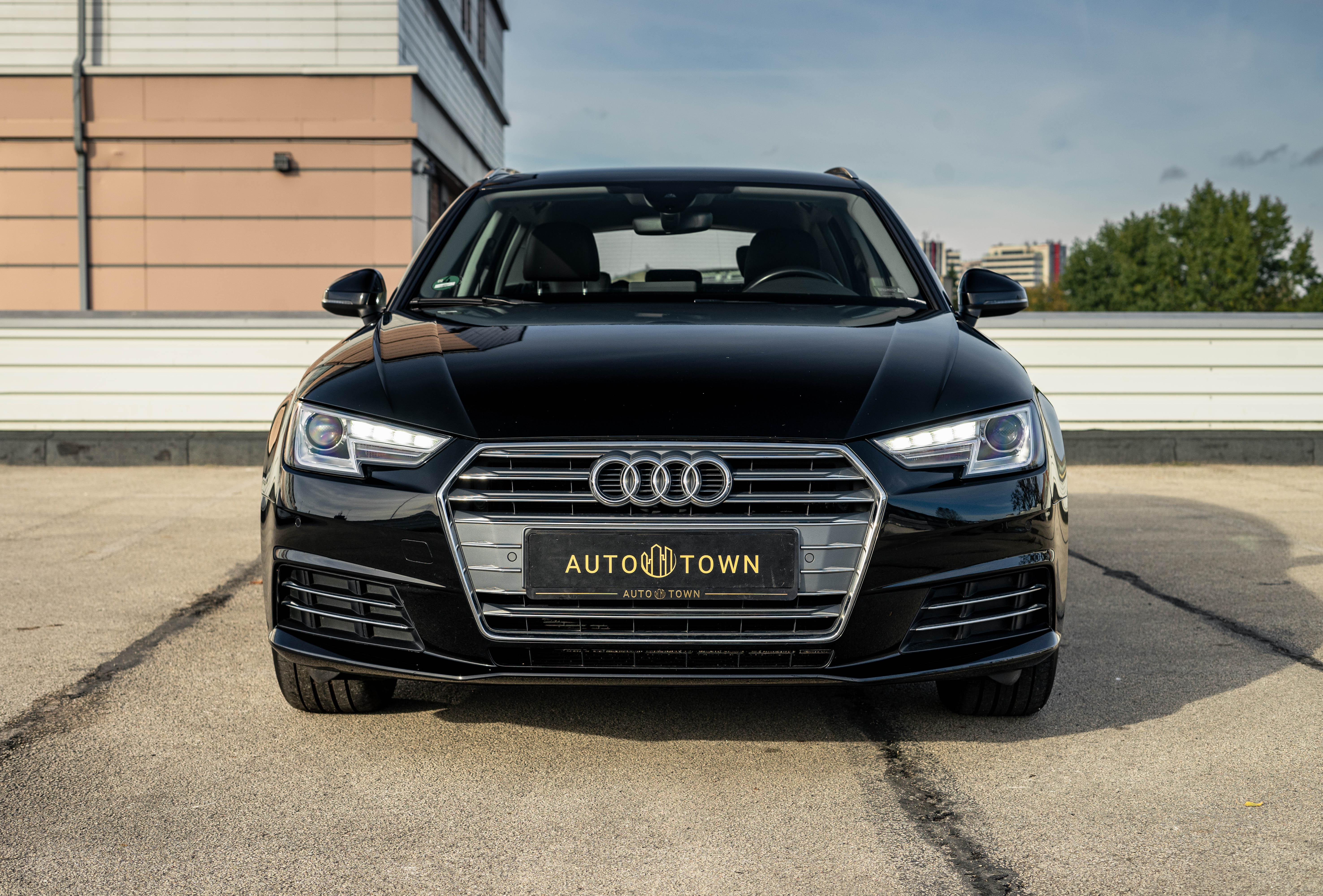 Car image 2