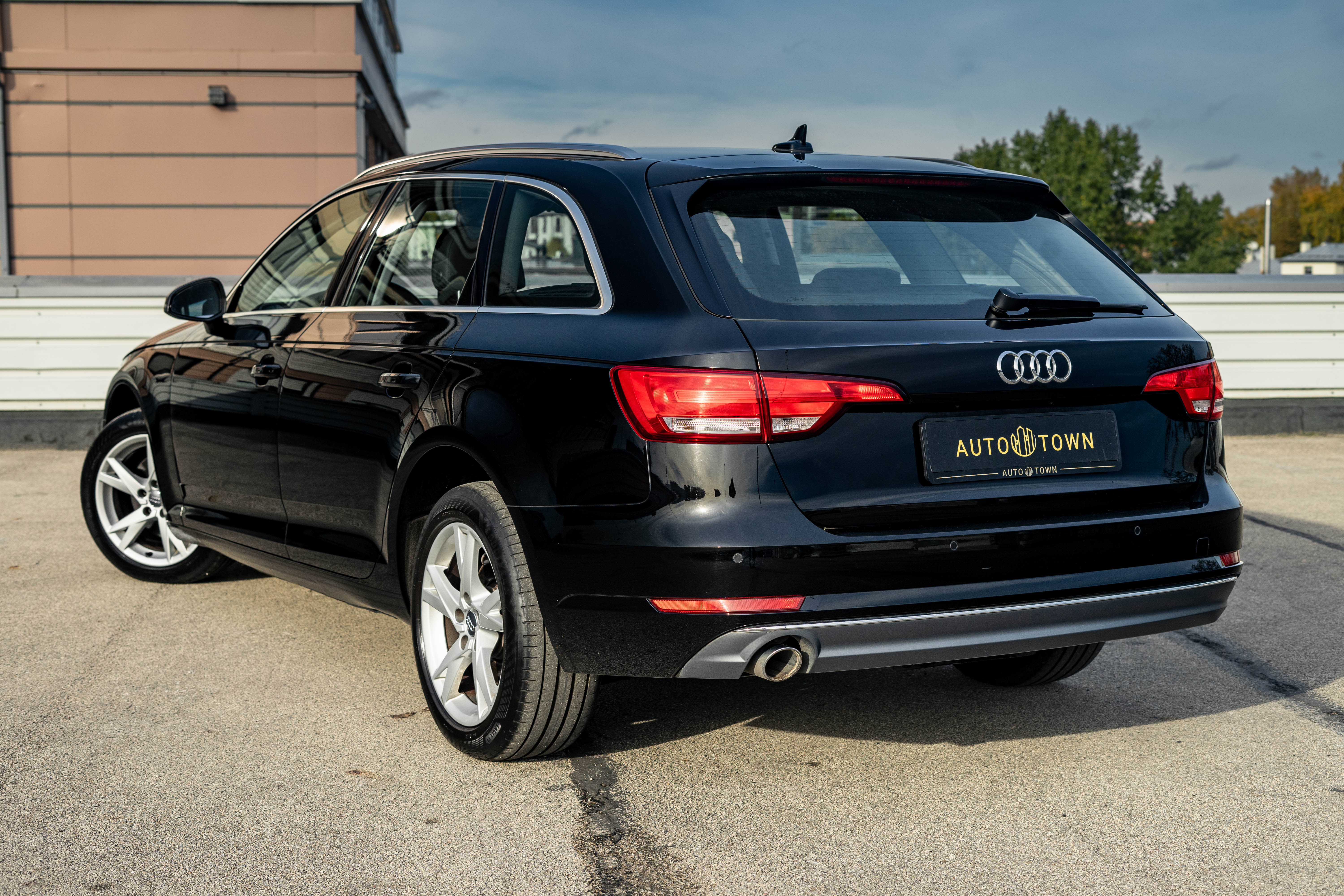 Car image 9