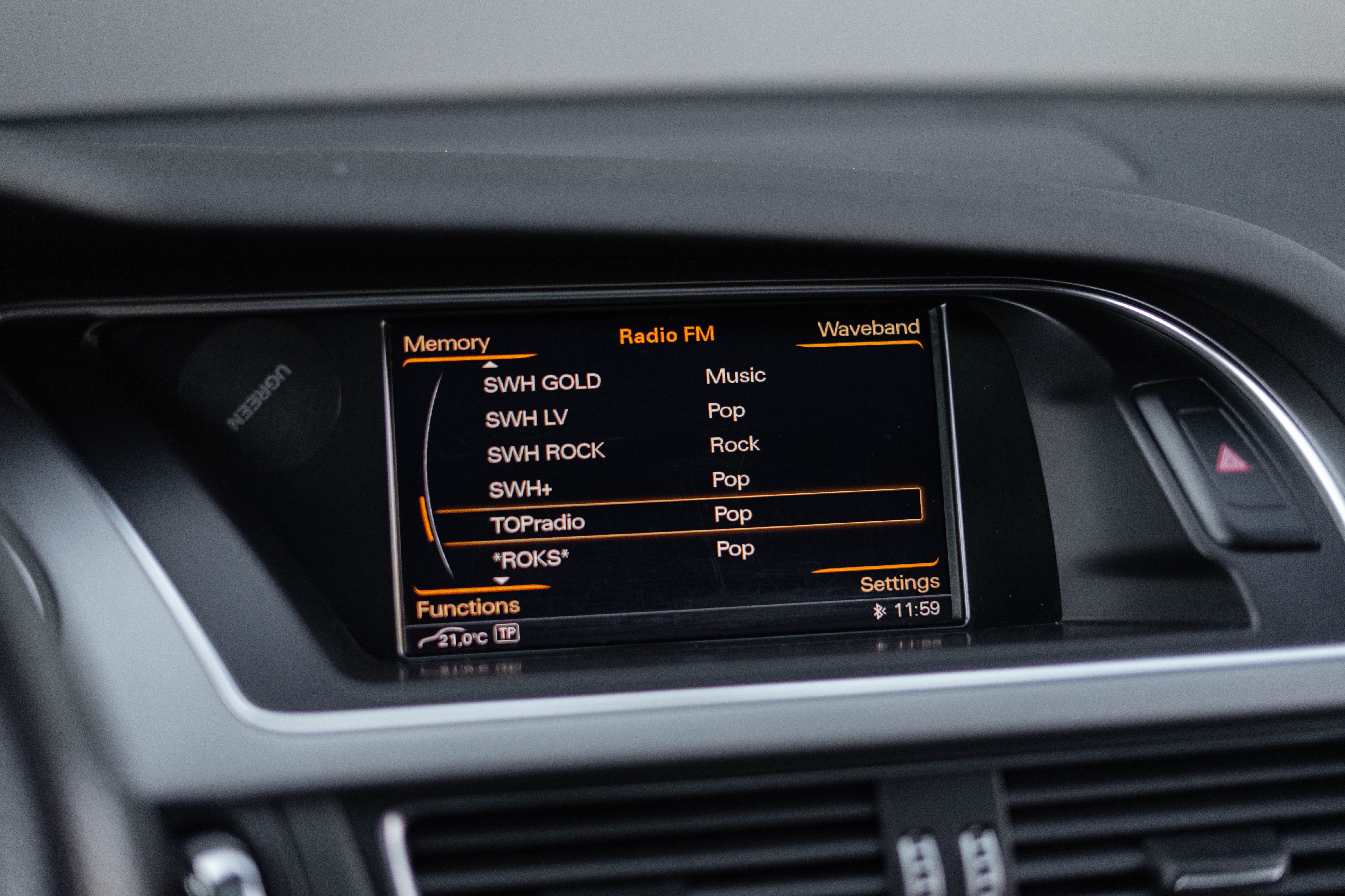 Car image 19