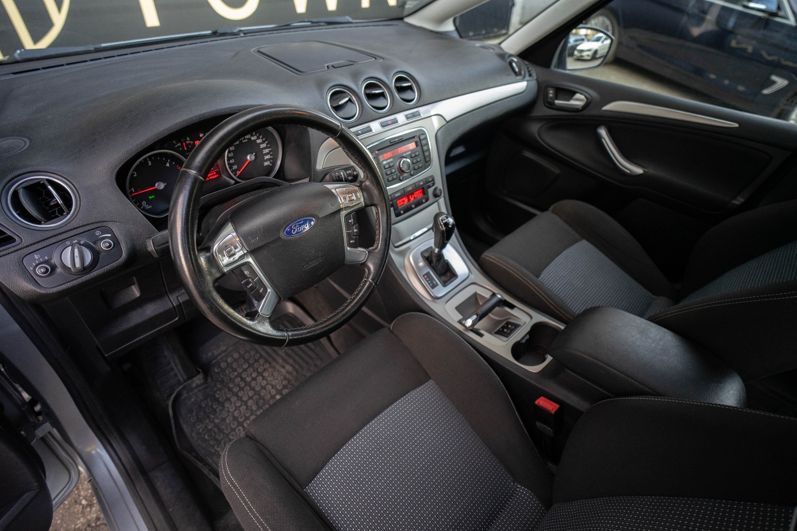 Car image 13
