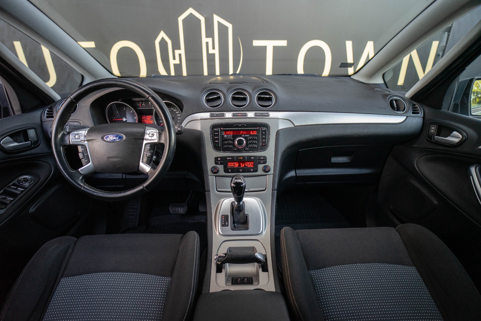 Car image 11
