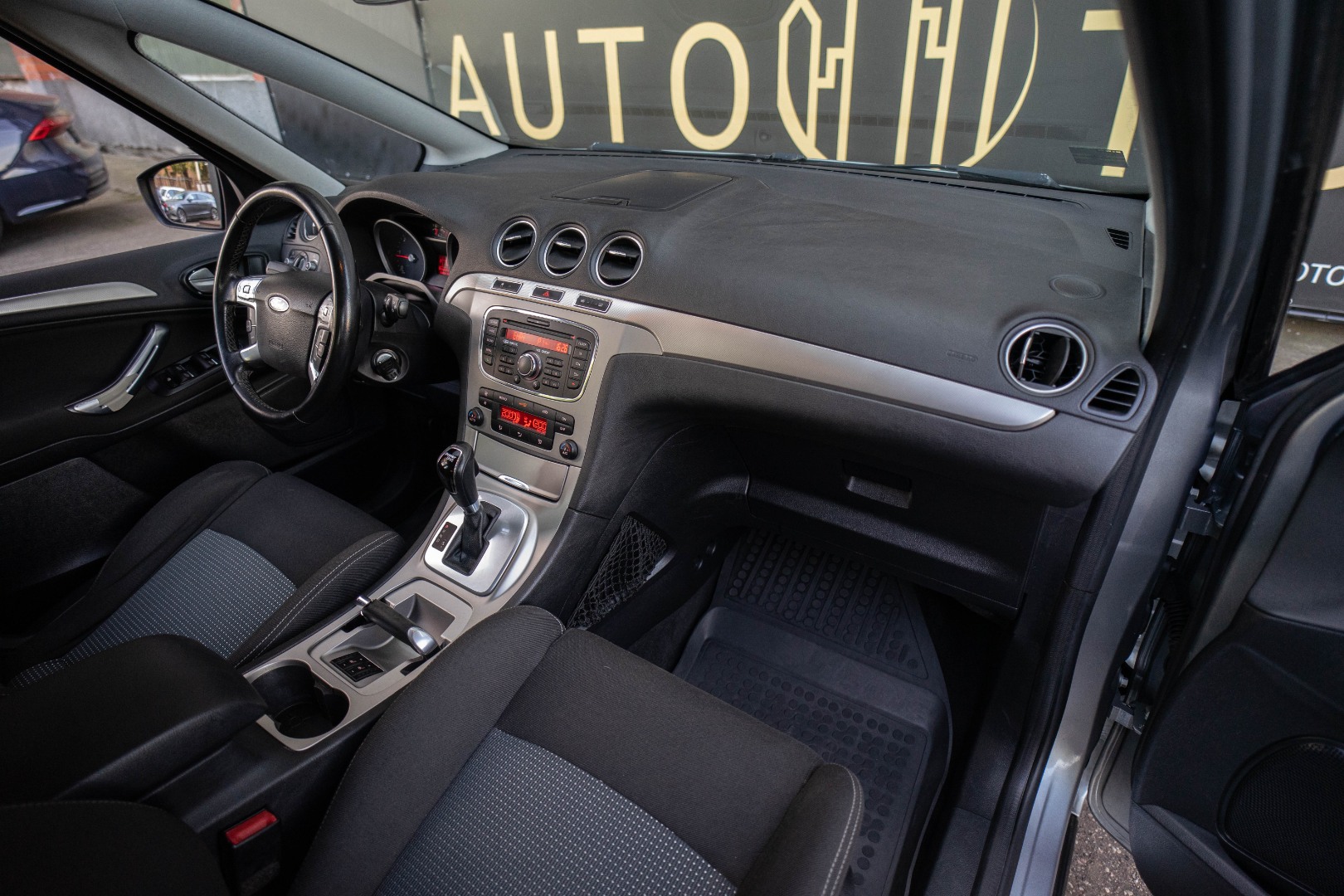 Car image 12
