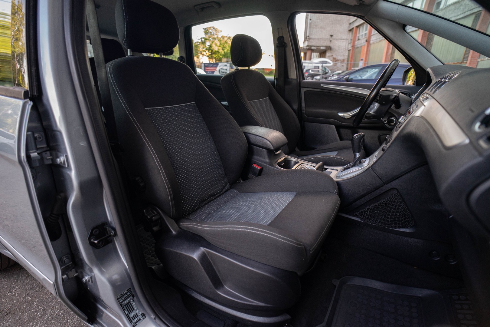 Car image 24