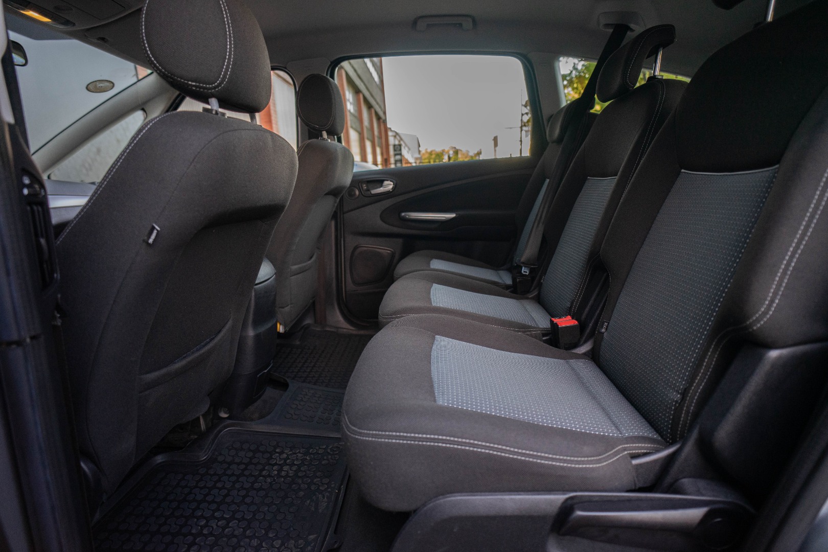 Car image 25