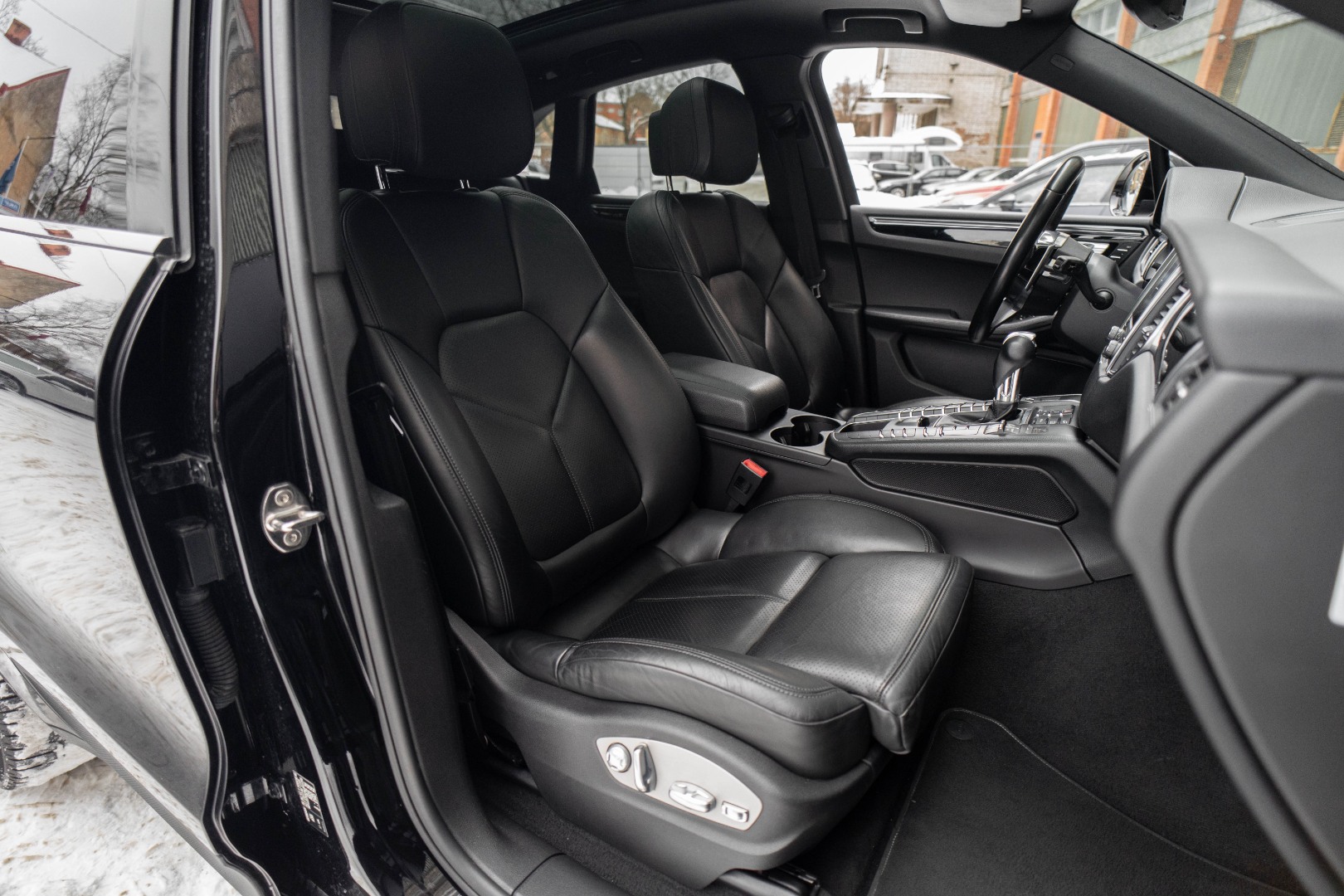 Car image 30