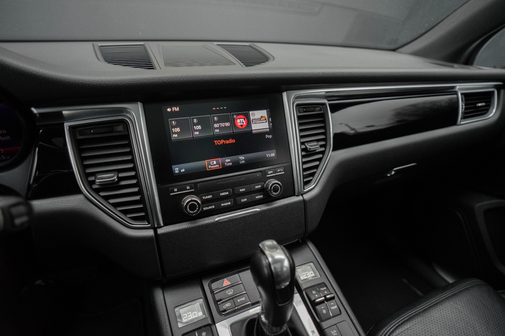 Car image 24