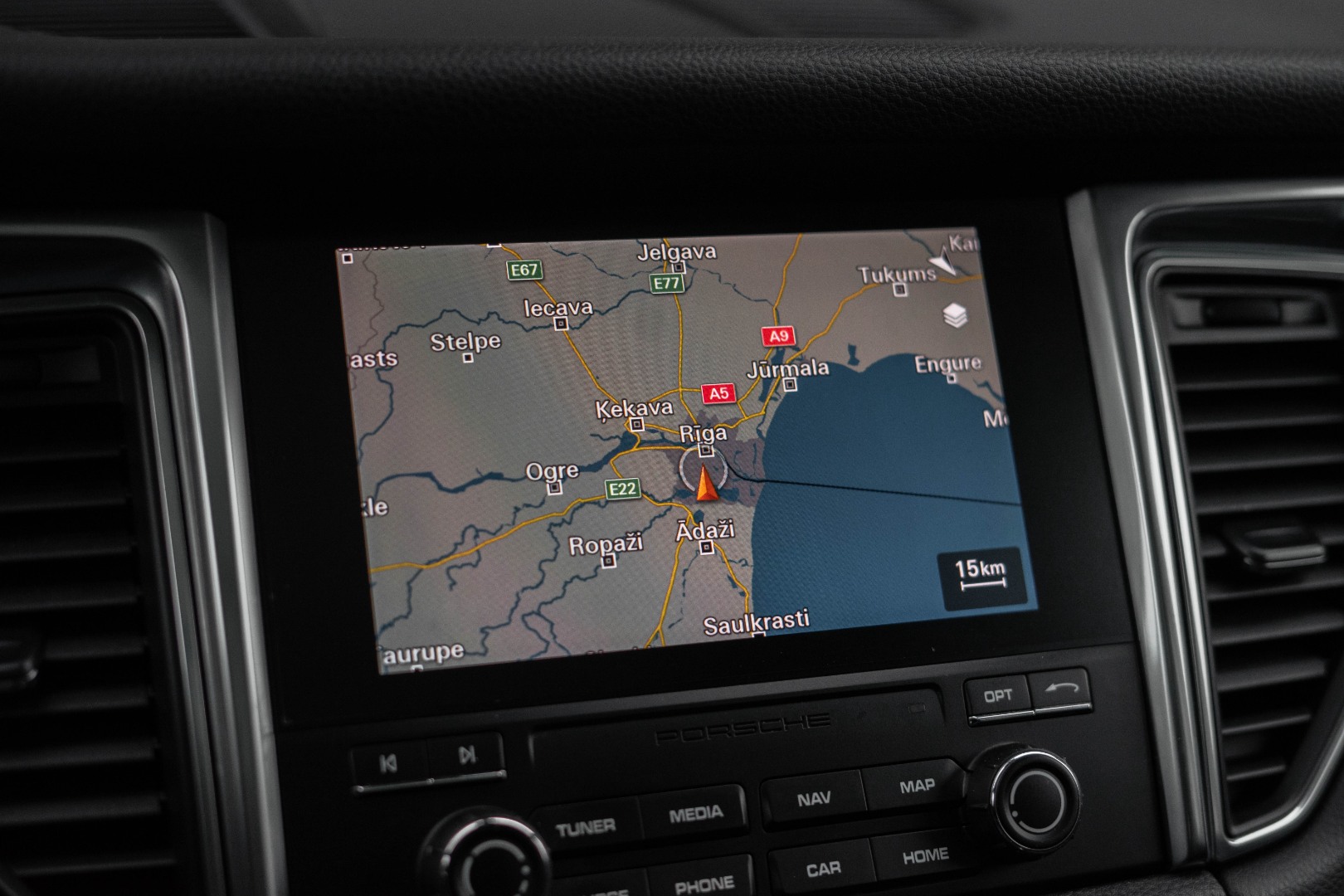 Car image 18